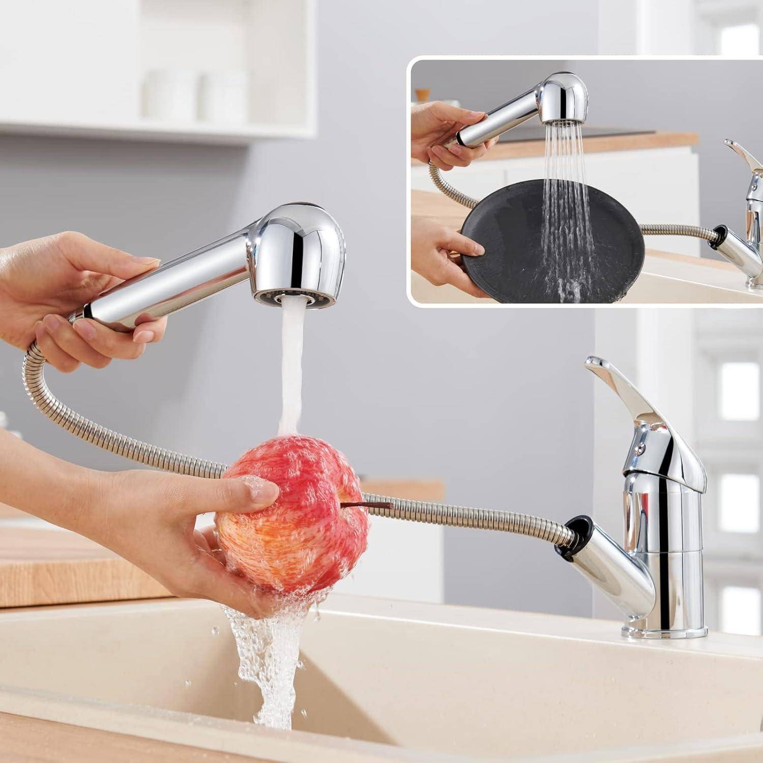 Tragbarer ausziehbarer Küchenarmatur, die Wasser versprüht, um einen Apfel in einem Spülbecken abzuspülen, mit eingefügtem Bild, das zeigt, wie das Spray eine Pfanne abspült.