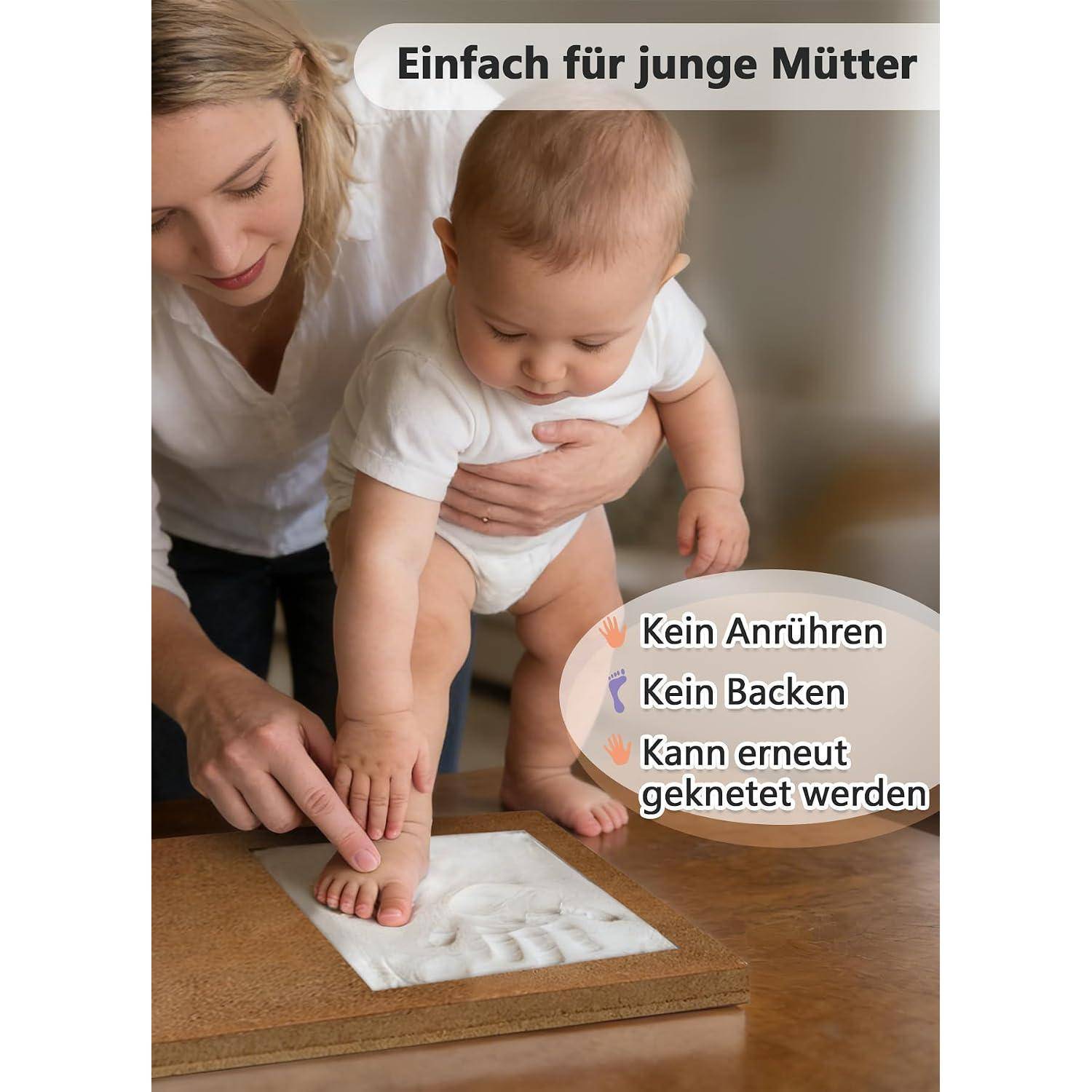 Mutter hilft Baby, einen Fußabdruck in weißem Teig auf einem Brett zu machen; deutscher Text sagt „Einfach für junge Mütter