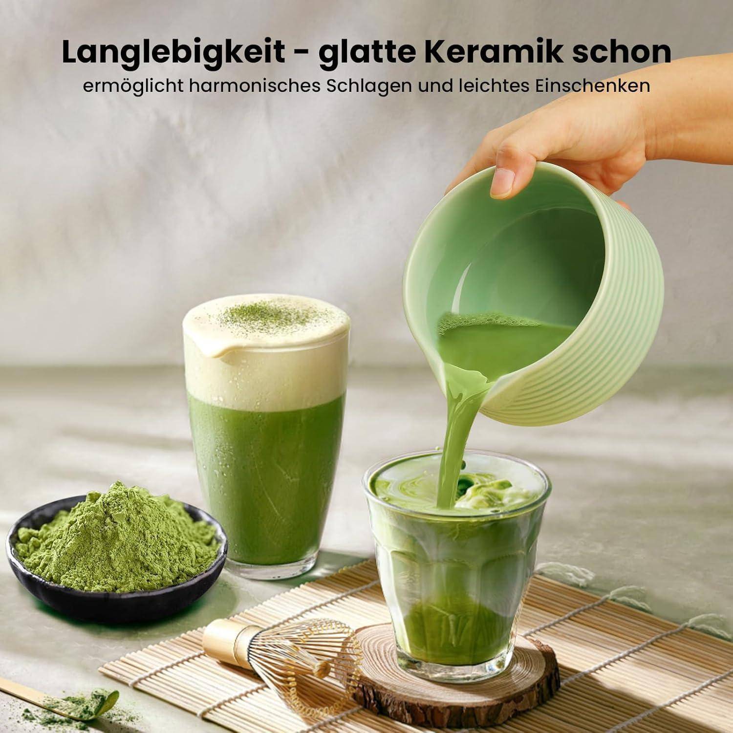 Grünes Matcha-Getränk wird aus einer Keramiktasse in ein Glas gegossen, mit einer Matcha-Pulver-Schale und einem fertigen Latte daneben; deutscher Text bewirbt langlebige glatte Keramik und einfaches Ausgießen.
