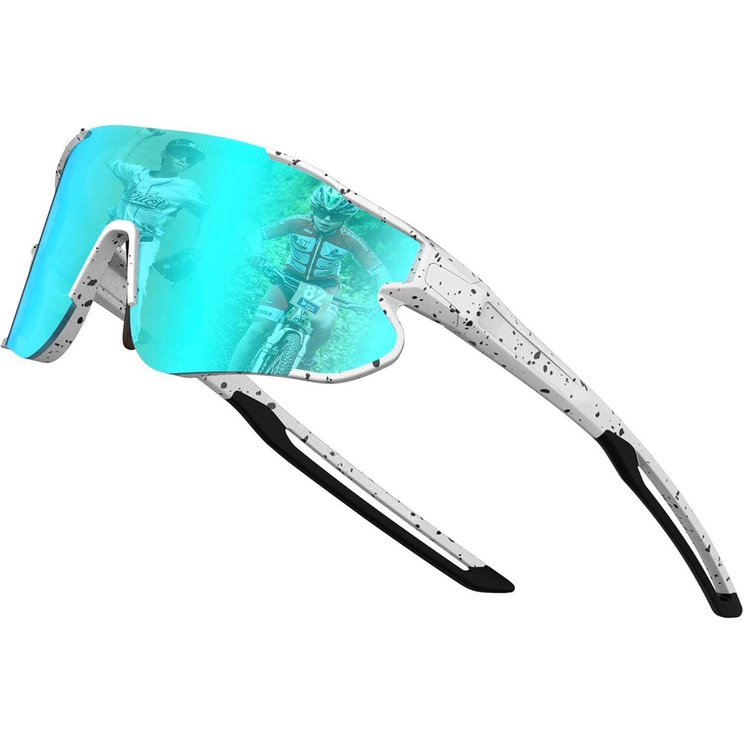 Weiß-schwarze Wraparound-Sportsonnenbrille mit verspiegelten blauen Gläsern, in denen sich ein Radfahrer im Glas spiegelt