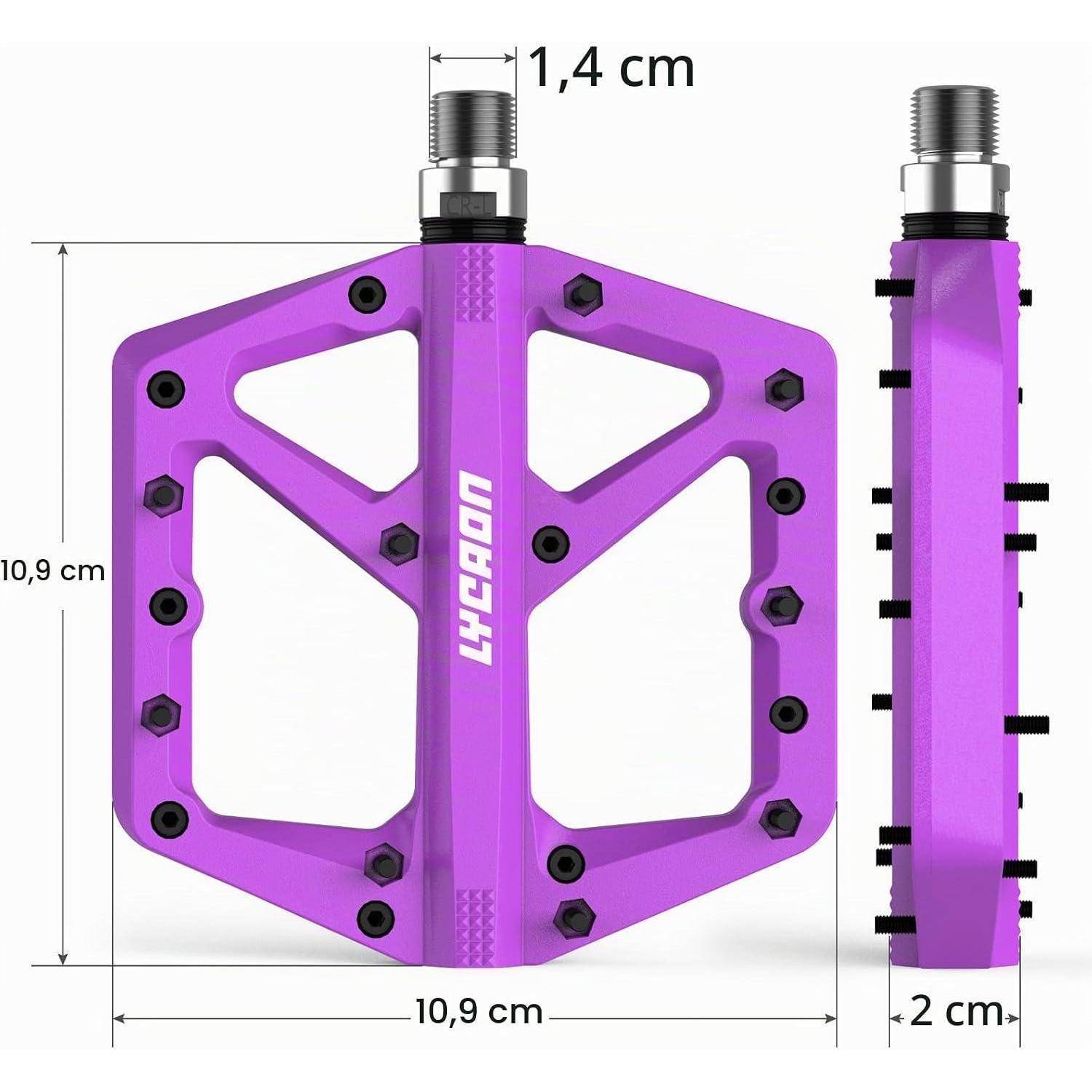 Dimensioniertes Produktbild einer violetten Fahrradpedale in Vorder- und Seitenansicht, beschriftet mit 10,9 cm Breite und Höhe, 2 cm Dicke und 1,4 cm Achsenbreite.