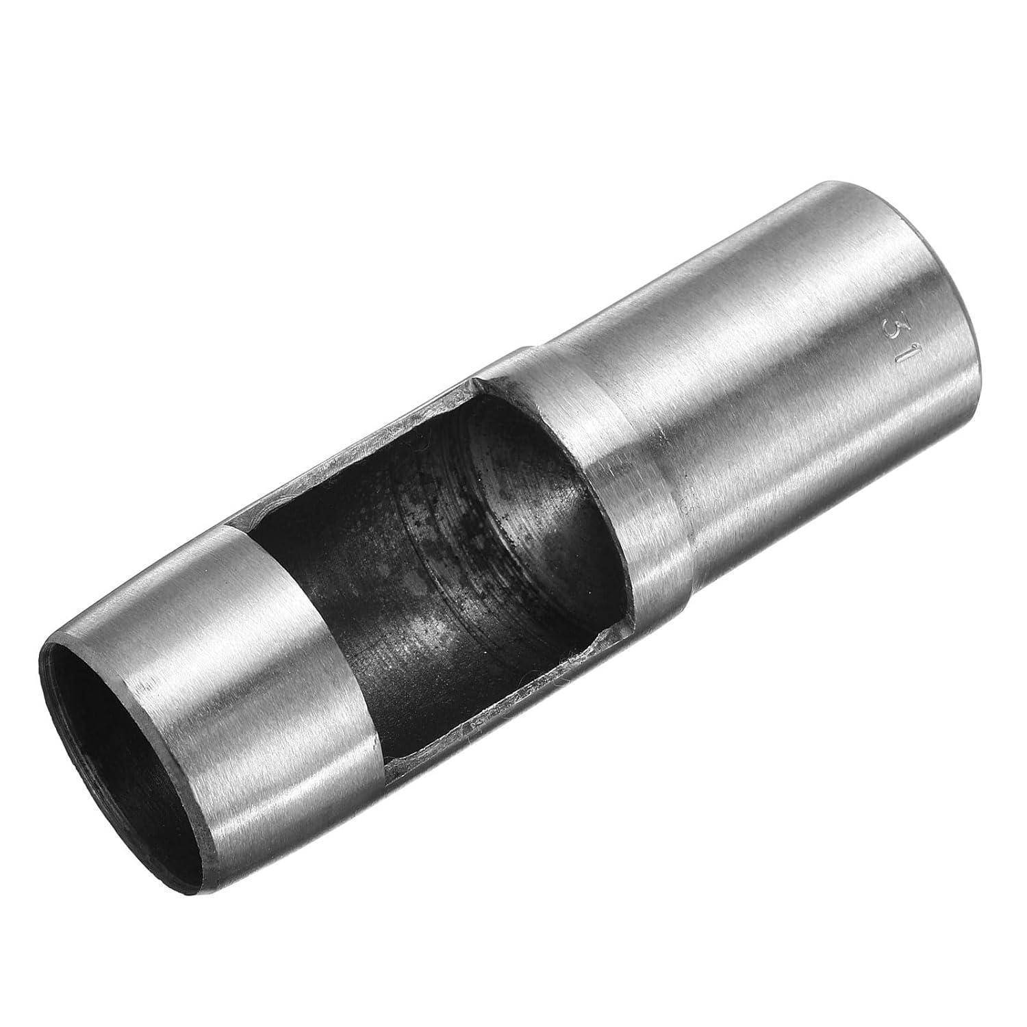 Metallisches zylindrisches Rohrverschraubung mit ausgeschnittenem Mittelteil, das das hohle Innere zeigt, auf weißem Hintergrund dargestellt.