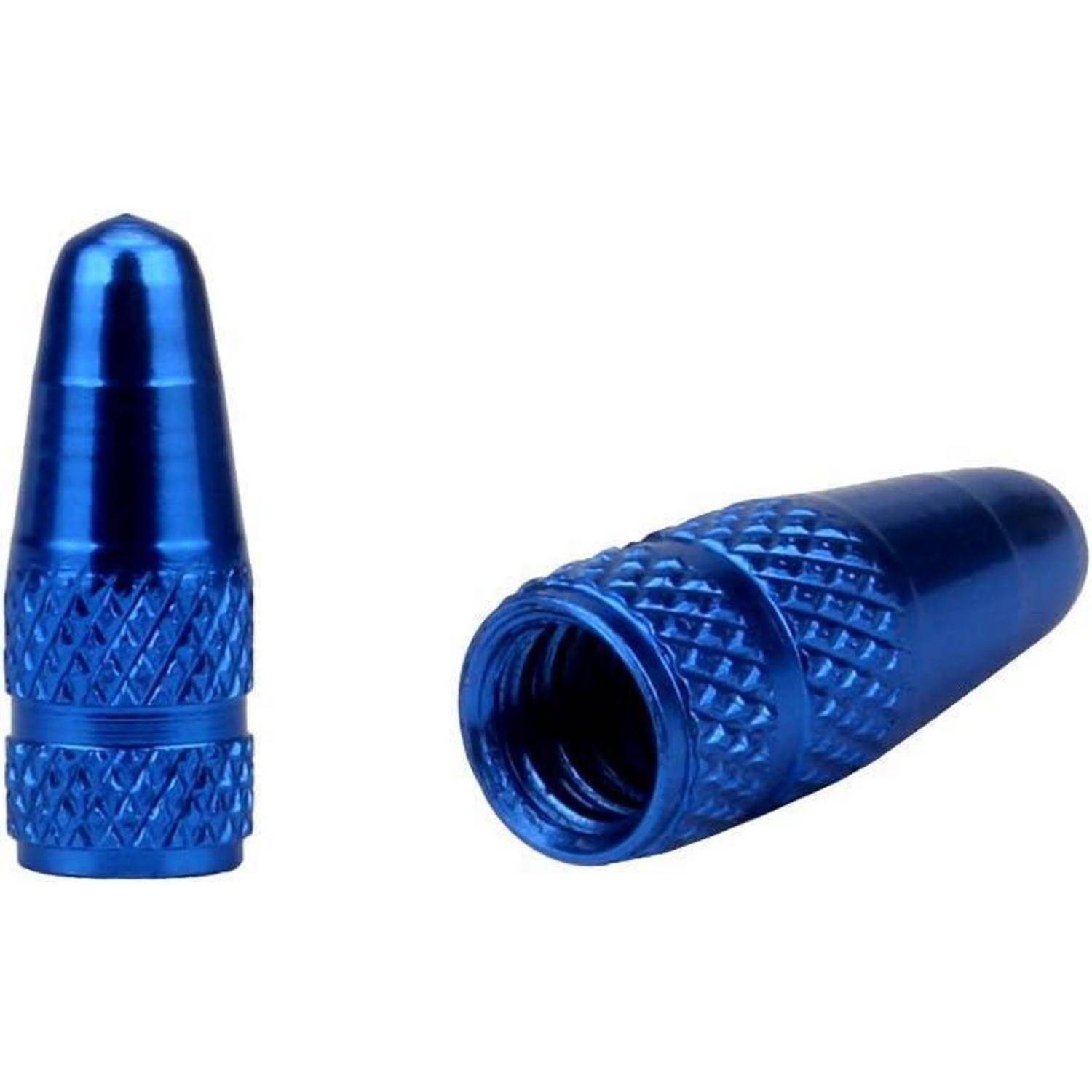 Blaue Metall-Reifenventilkappen, aufrecht stehend und auf der Seite liegend auf weißem Hintergrund dargestellt.
