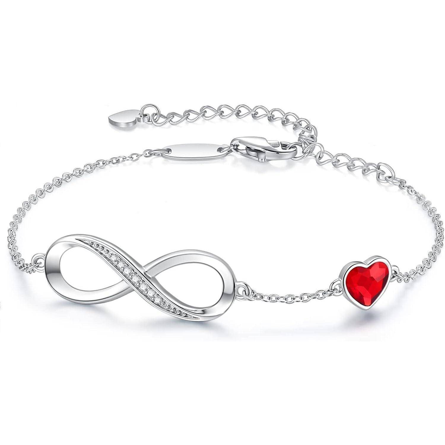 Silberkettenarmband mit einem Unendlichkeitssymbol als Mittelpunkt und einem roten Herzanhänger.