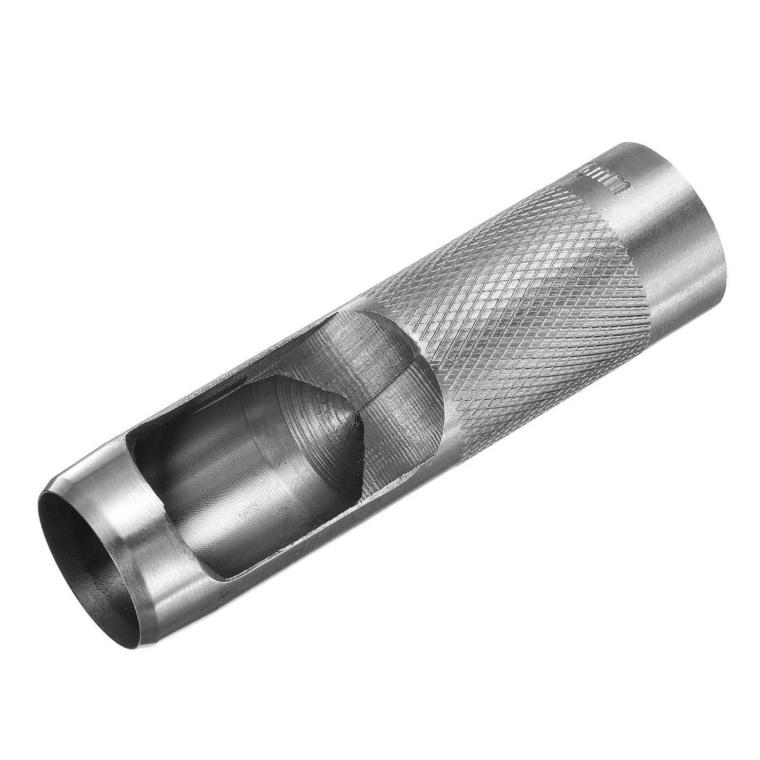 Zylindrisches Metallhandwerkzeug mit geriffeltem Griff und seitlichem Ausschnitt, der eine interne kegelförmige Klinge oder Hohlraum freilegt, gezeigt auf weißem Hintergrund.
