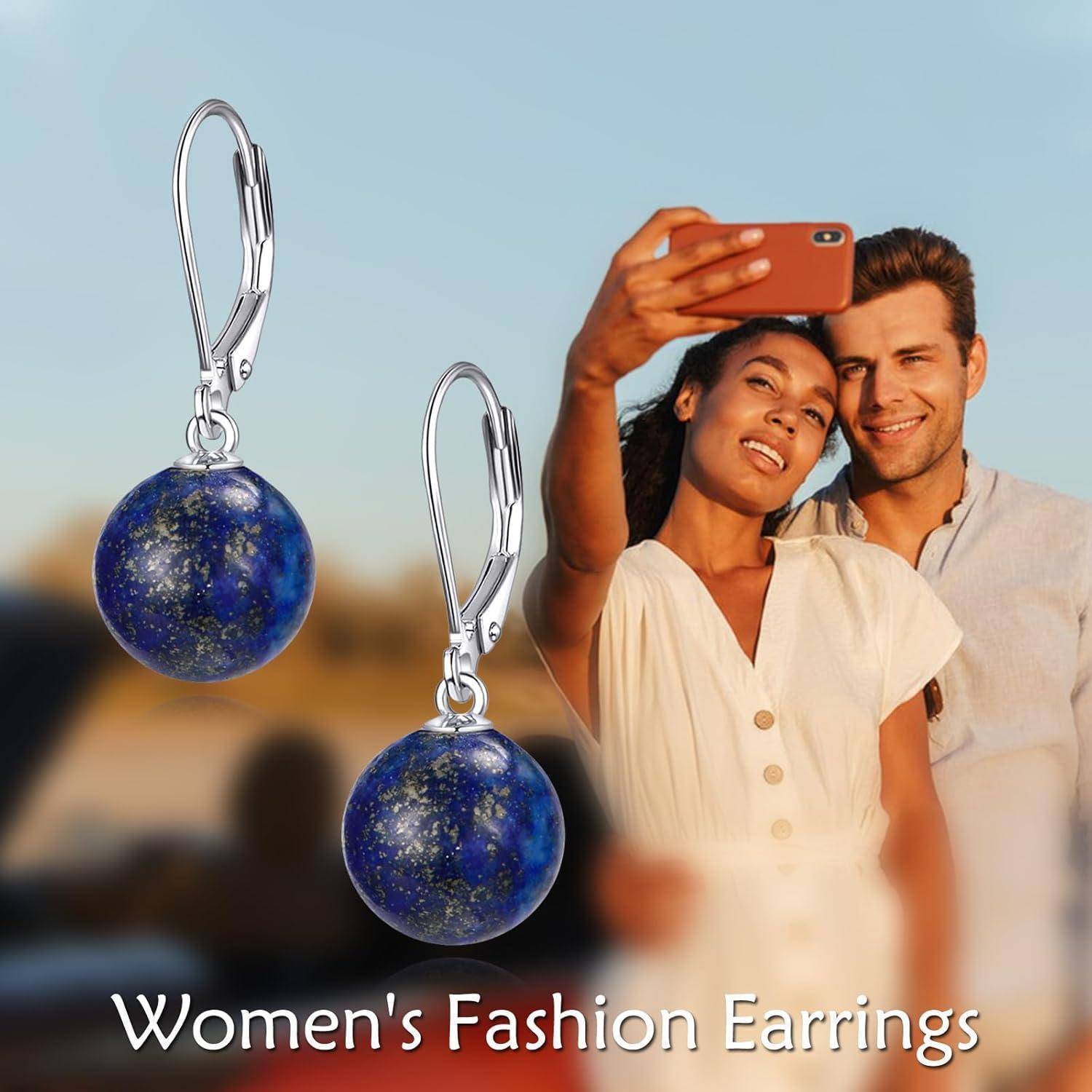 Werbebild eines Paares, das ein Selfie neben zwei blauen kugelförmigen Damenmodeohrringe macht, mit dem Text „Women's Fashion Earrings