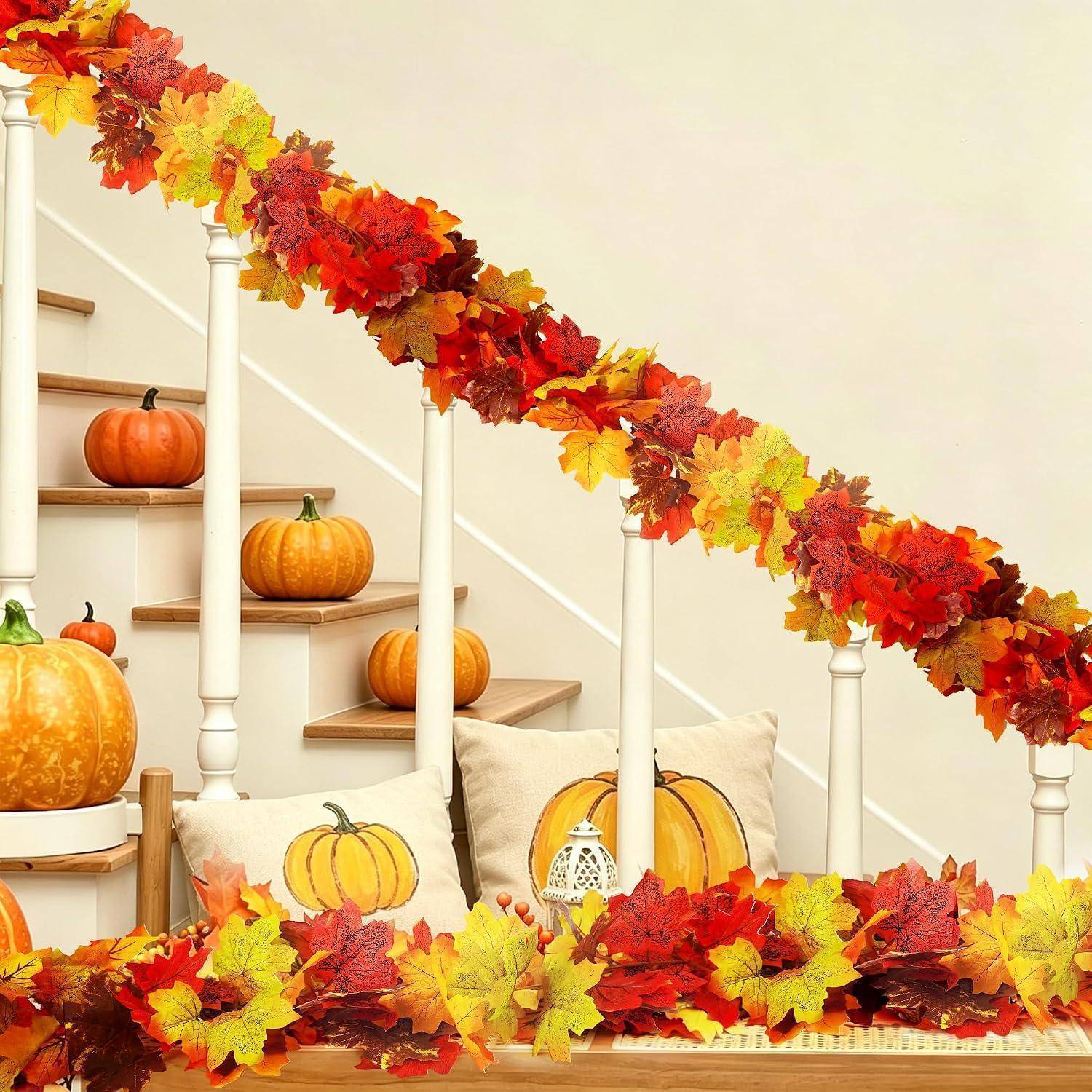 Herbsttreppe, dekoriert mit Herbstblatt-Girlanden, Kürbissen und Kürbiskissen, die eine Thanksgiving-Stil-Ausstellung schaffen.