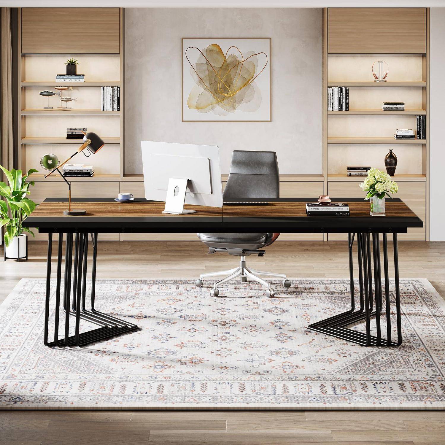 Modernes Homeoffice mit schwarzem Schreibtisch, weißem Monitor, grauem Stuhl, eingebauten Regalen, Schreibtischlampe, Pflanzen und abstrakter Wandkunst auf einem gemusterten Teppich.