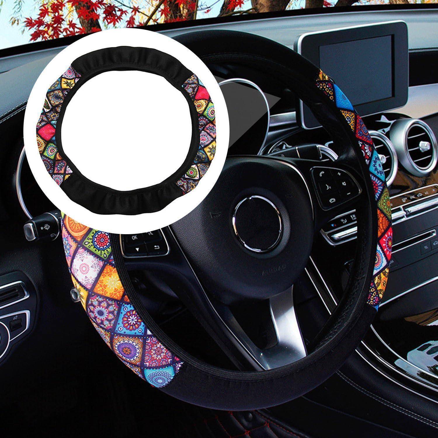 Farbenfrohe gemusterte Lenkradabdeckung, die auf einem schwarzen Lenkrad in einem modernen Autoinnenraum angebracht ist.