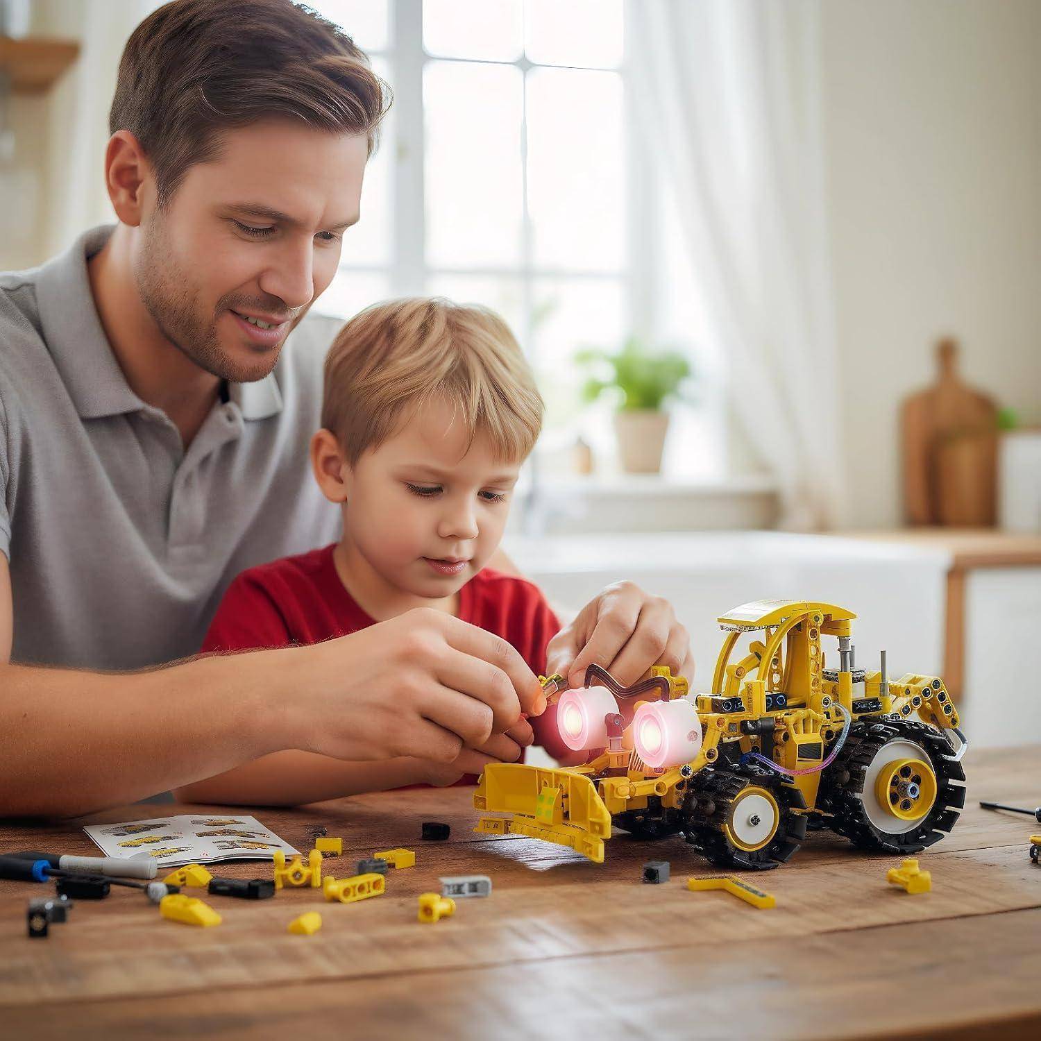 Vater und kleiner Sohn bauen zusammen an einem Tisch ein gelbes Spielzeug-Baufahrzeug zusammen, wobei sie sich konzentriert auf das Modell konzentrieren.
