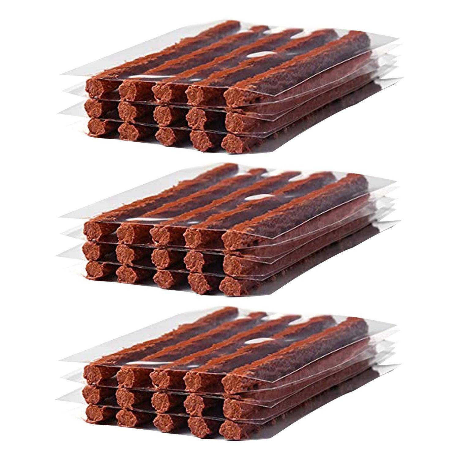 Drei gestapelte Packungen von vakuumversiegelten Rindfleisch-Jerky-Stäbchen auf weißem Hintergrund.