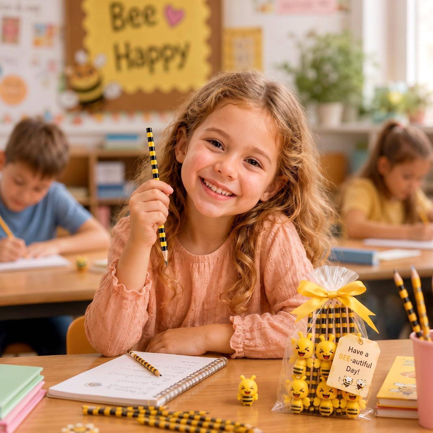 Lächelndes junges Mädchen in einem Klassenzimmer hält einen gestreiften Bleistift; Bienen-Dekorationen und ein „Bee Happy