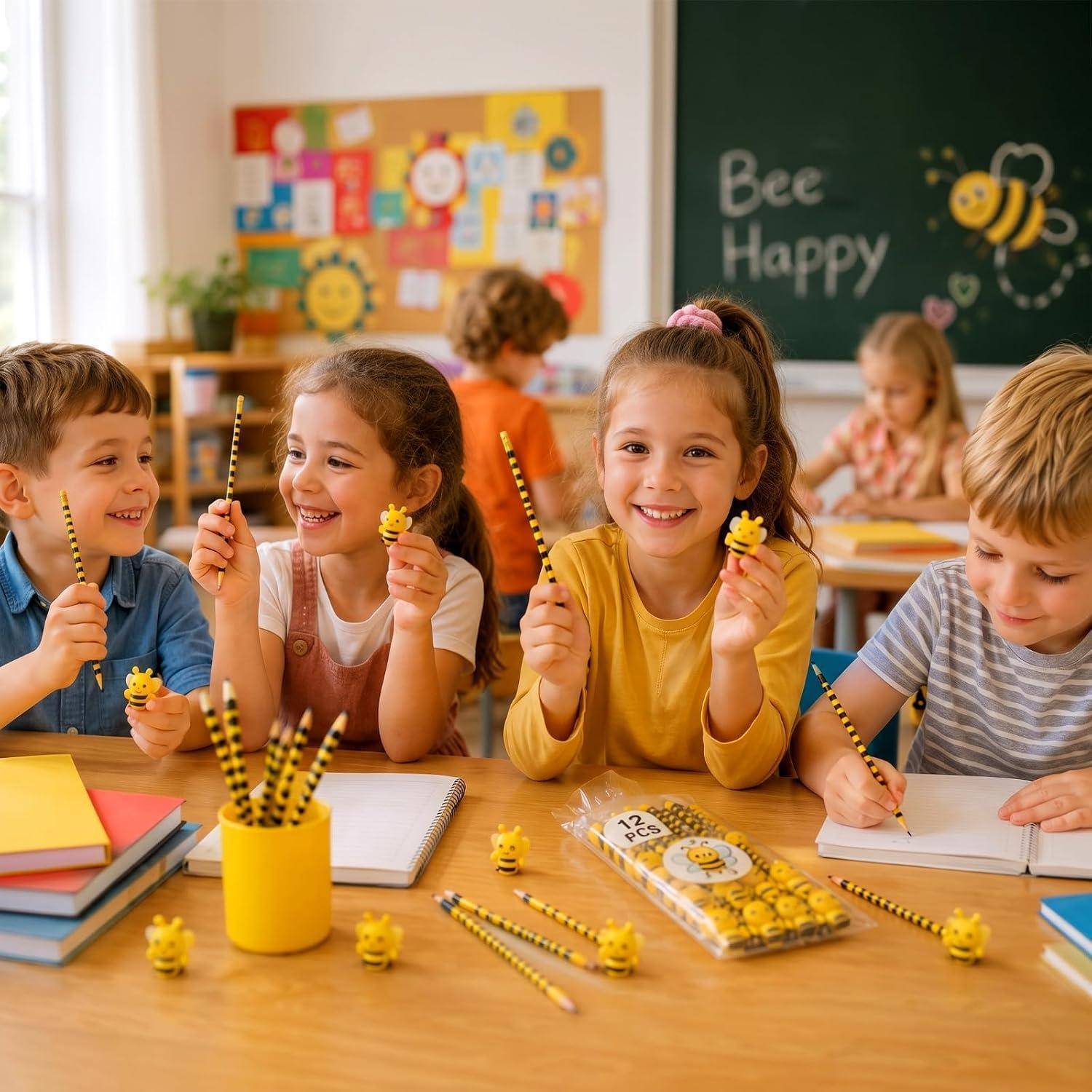 Kinder im Klassenzimmer lächeln und halten bienenthematische Stifte und Radiergummis an einem gemeinsamen Tisch, mit einer 