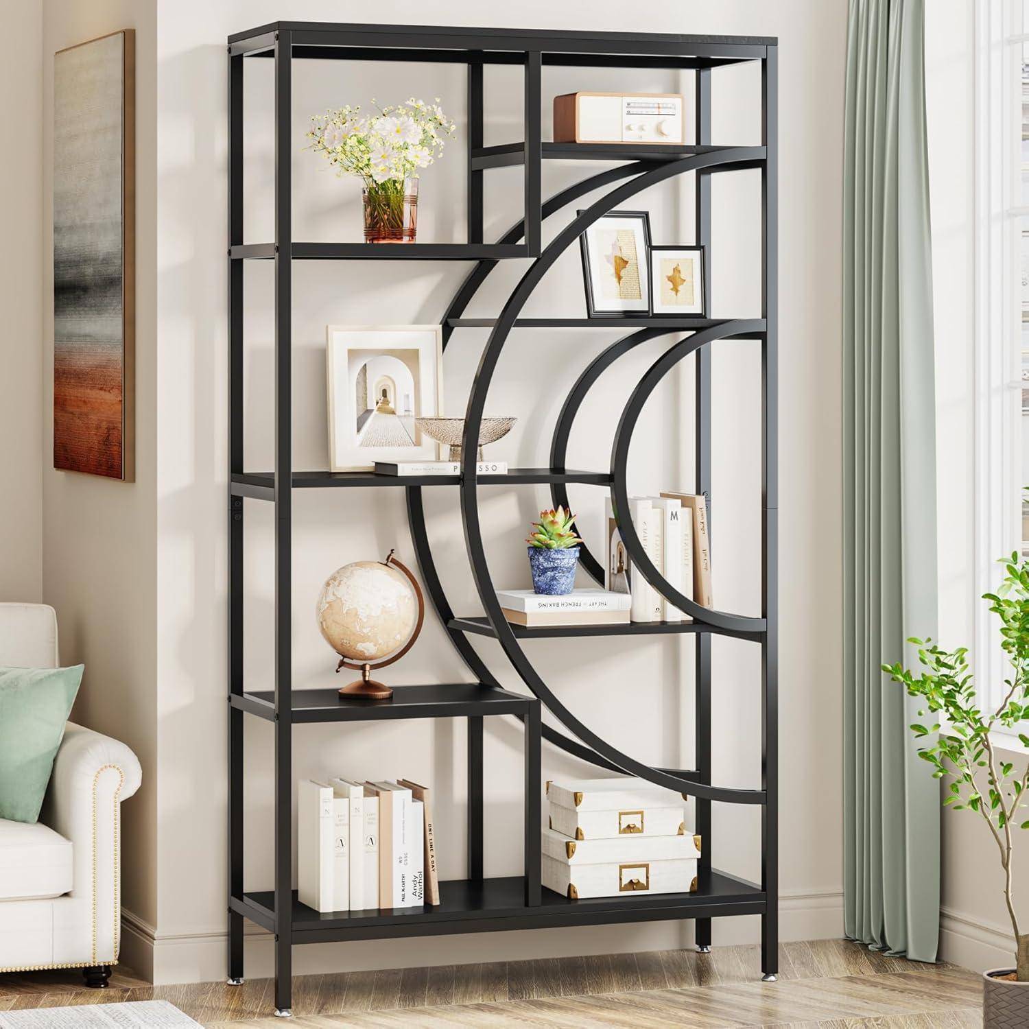 Schwarzes Metallregal mit geometrischem Design und offenen Regalen, gestylt mit Büchern, Rahmenkunst, Globus, Blumen und Deko in einem Wohnzimmer.