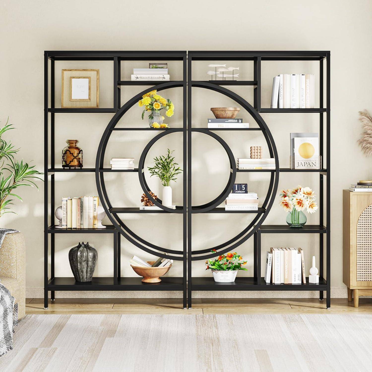 Schwarzes geometrisches offenes Bücherregal mit kreisförmigen mittleren Regalborden, das Bücher, Vasen und Blumen in einem hellen Wohnzimmer präsentiert.