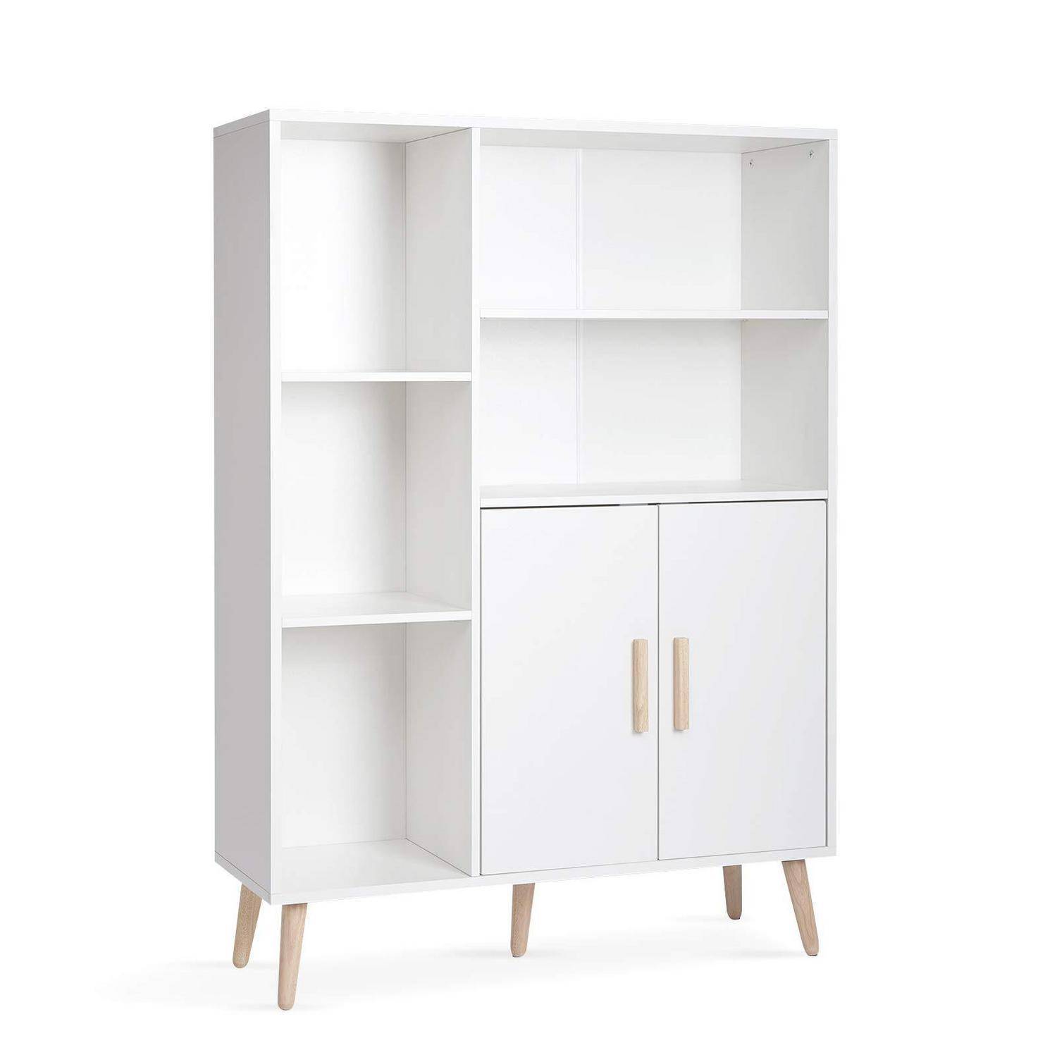 Weiß gestrichener Schrank im Mitteljahrhunte­rt-Stil mit offenen Regalen und zwei unteren Türen auf konischen Holzbeinen, gezeigt vor einfachem Hintergrund.