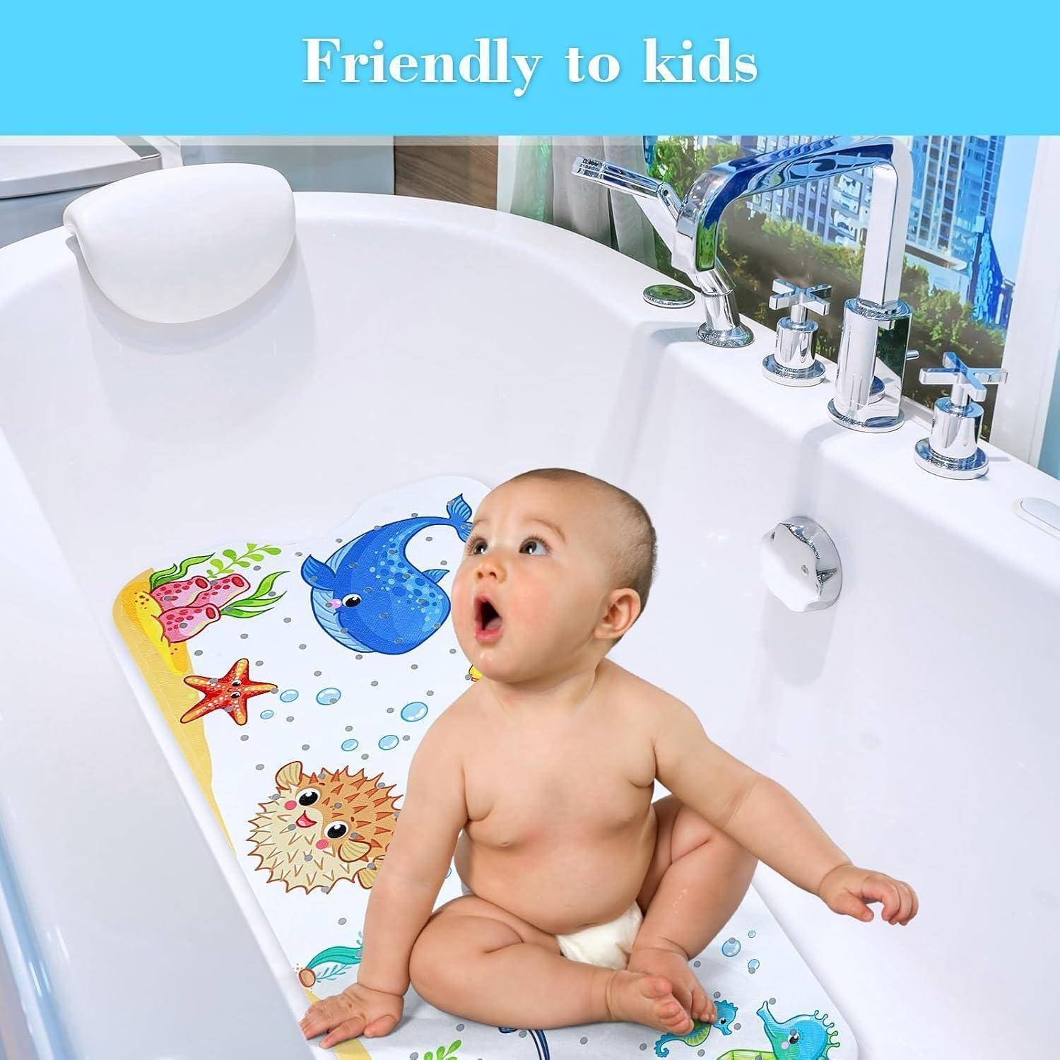 Baby sitzt in einer weißen Badewanne mit bunten Meerestier-Grafiken und dem Text „Kinderfreundlich