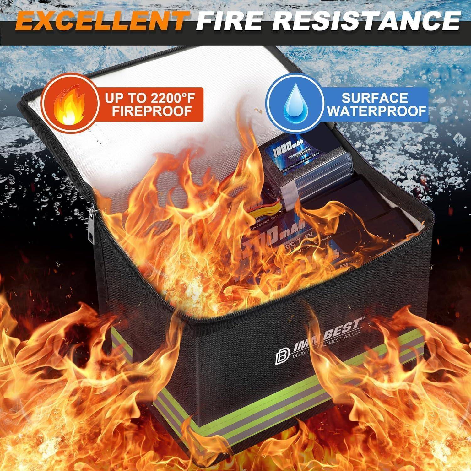 Offene Kühlbox umgeben von Flammen, mit Text, der behauptet „HERVORRAGENDE FEUERBESTÄNDIGKEIT", „BIS ZU 2200°F FEUERFEST"" und „OBERFLÄCHENABWEISEND GEGEN WASSER"".