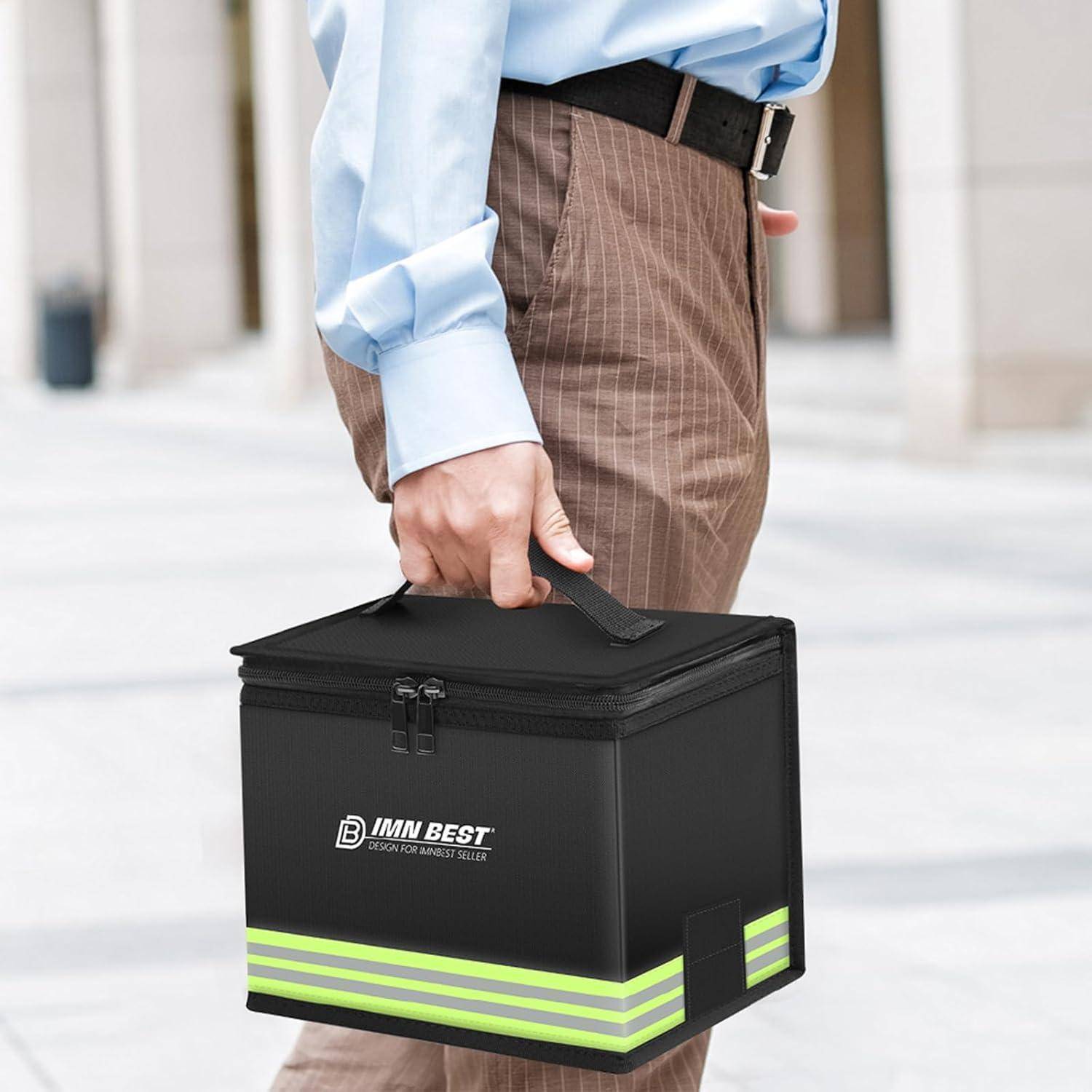 Person in Anzugkleidung, die eine schwarze isolierte Lunchbox mit neongrünen Streifen hält
