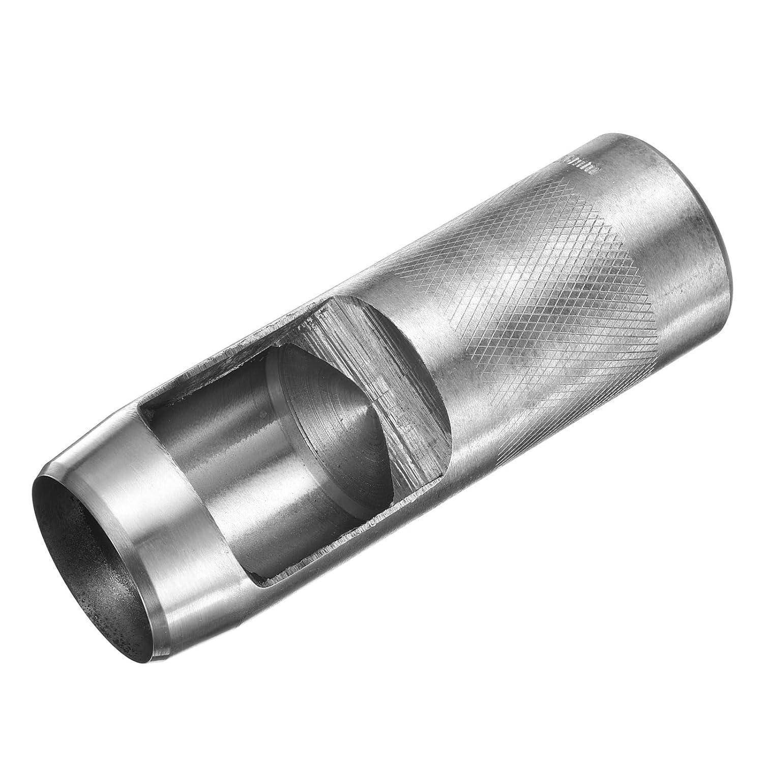 Metallisches zylindrisches Werkzeug mit rechteckigem Seitenschlitz, der das hohle Innere zeigt, auf weißem Hintergrund dargestellt.