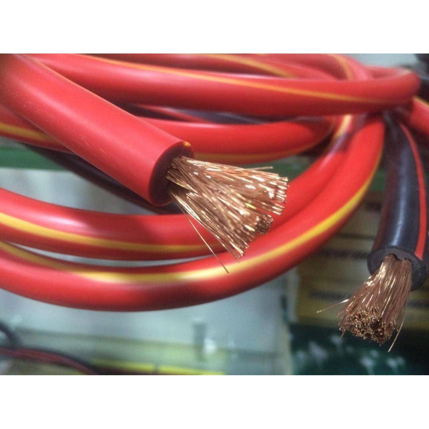 Nahaufnahme von roten isolierten Elektrokabeln mit freiliegenden Kupferlitzen, die Kabelenden für Verdrahtungs- oder Elektroarbeiten zeigen.