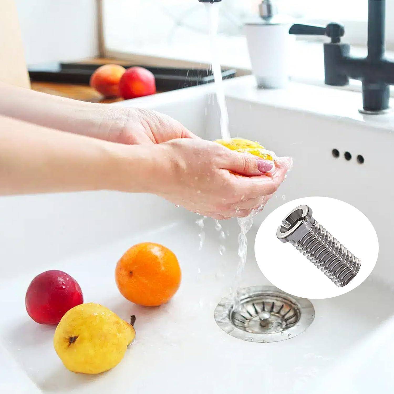 Hände waschen eine Zitrone unter einem laufenden Wasserhahn in der Küche in einem Waschbecken mit Äpfeln und Orangen; ein Ausschnitt zeigt eine kleine Metallschraube mit Gewinde