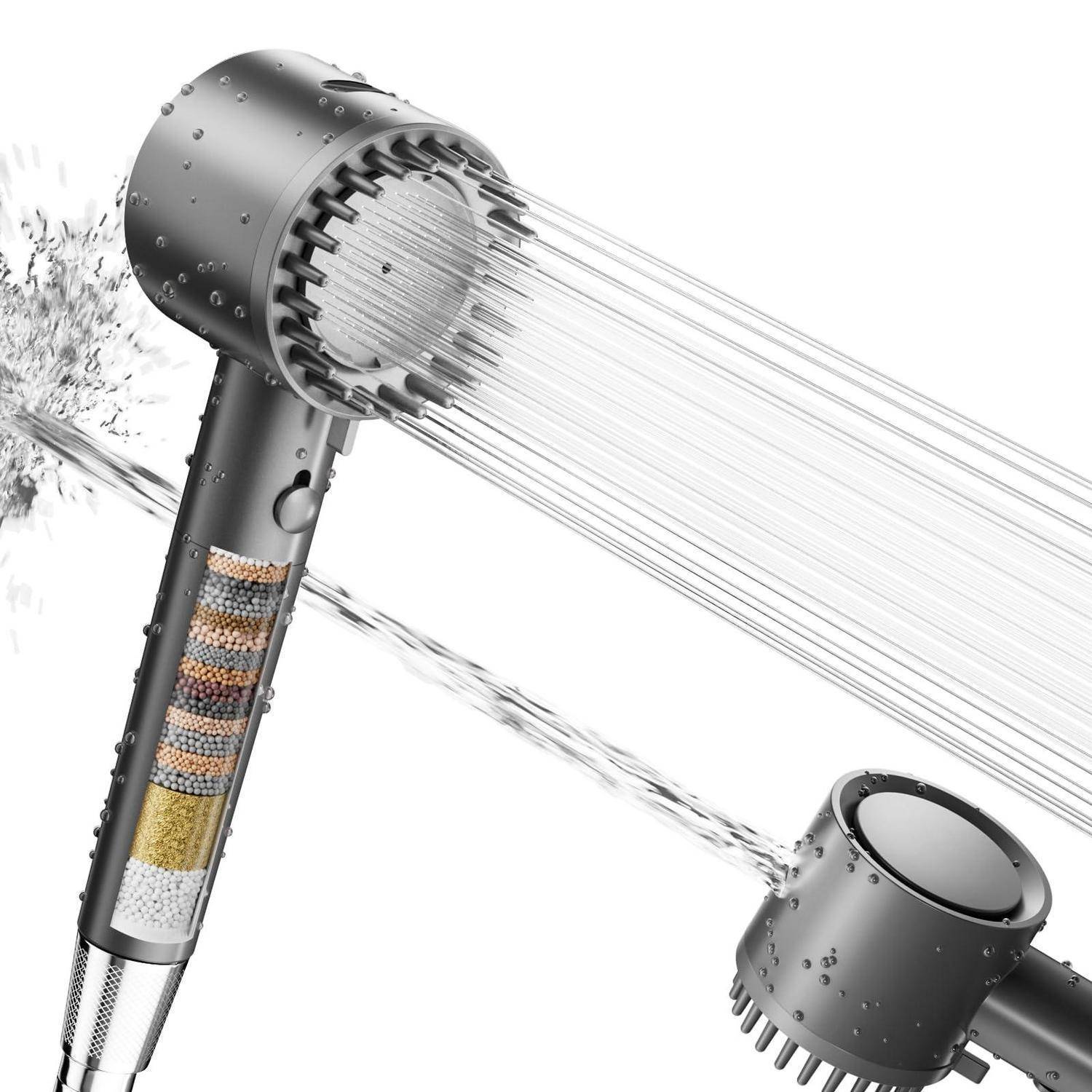 Aufgeschnittener Duschkopf mit internen Filterschichten und Sprühdüsen, mit Wasser, das aus dem Kopf fließt, und einer seitlichen Anschlussbefestigung.