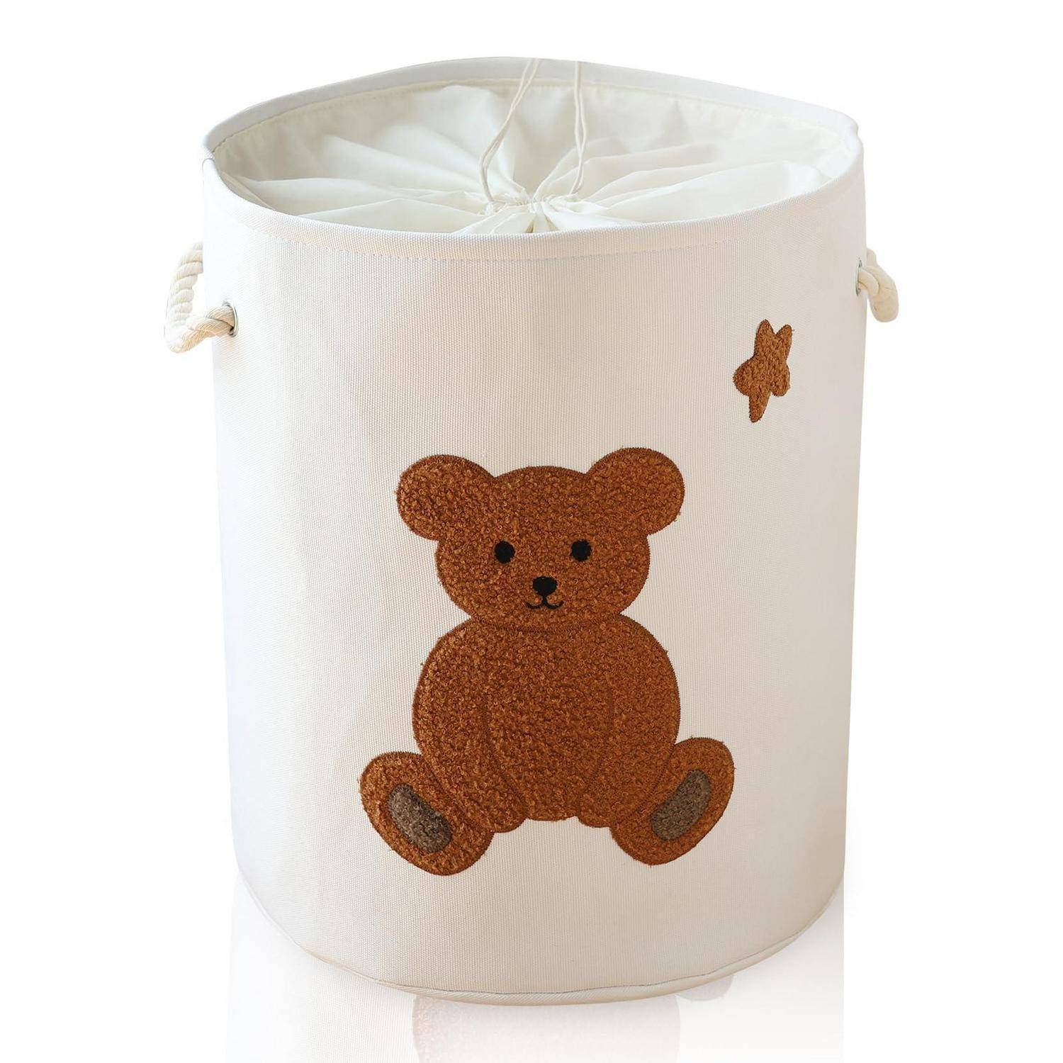 Weißer Stoff-Aufbewahrungskorb mit Seilgriffen und einer braunen Teddybär-Applikation auf der Vorderseite, plus ein kleines Schmetterlingsdetail.
