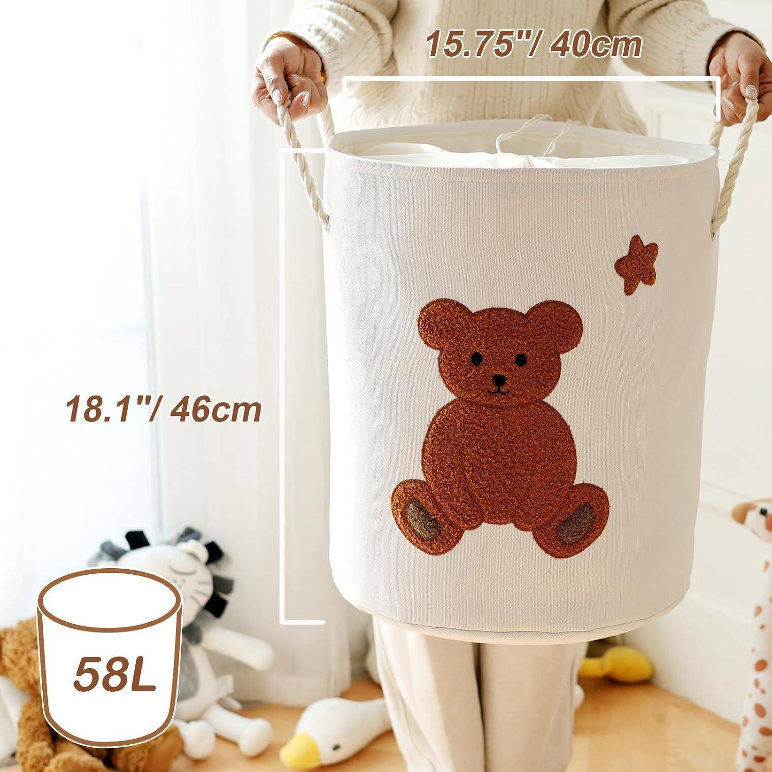Weißer Stoffwäschekorb mit Teddybär-Design, 40 cm breit, 46 cm hoch und mit 58 L Fassungsvermögen.