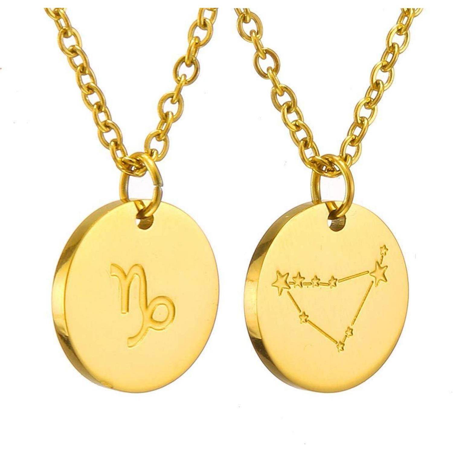 Zwei goldene Anhängerketten mit runden Anhängern, einer mit dem Steinbock-Symbol graviert und der andere mit einem Sternbild-Design.