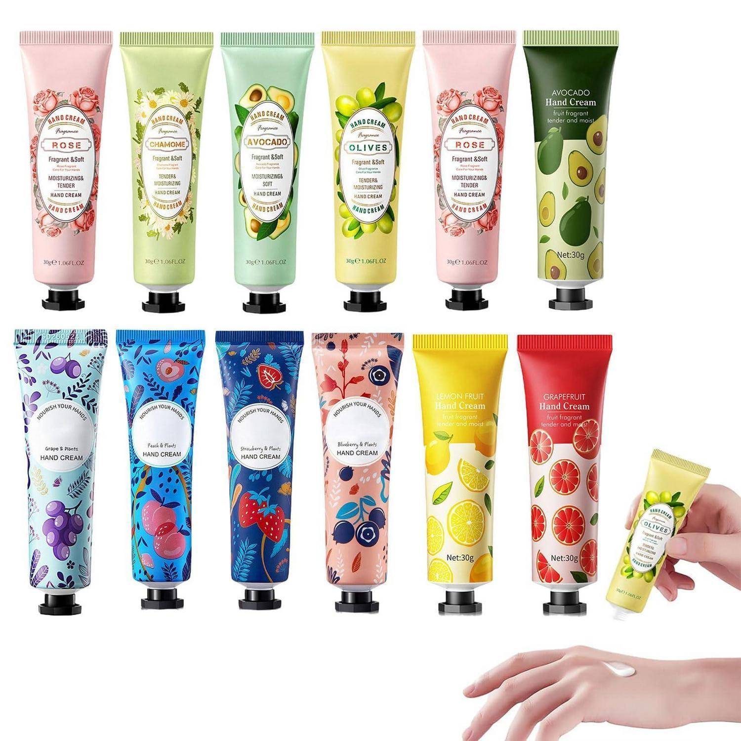 Sortierte Tuben mit duftender Handcreme in Blüten-, Obst- und Avocado-Designs, dargestellt in zwei Reihen mit einer Hand, die eine kleine Tube hält, und Lotion auf einem Handgelenk.