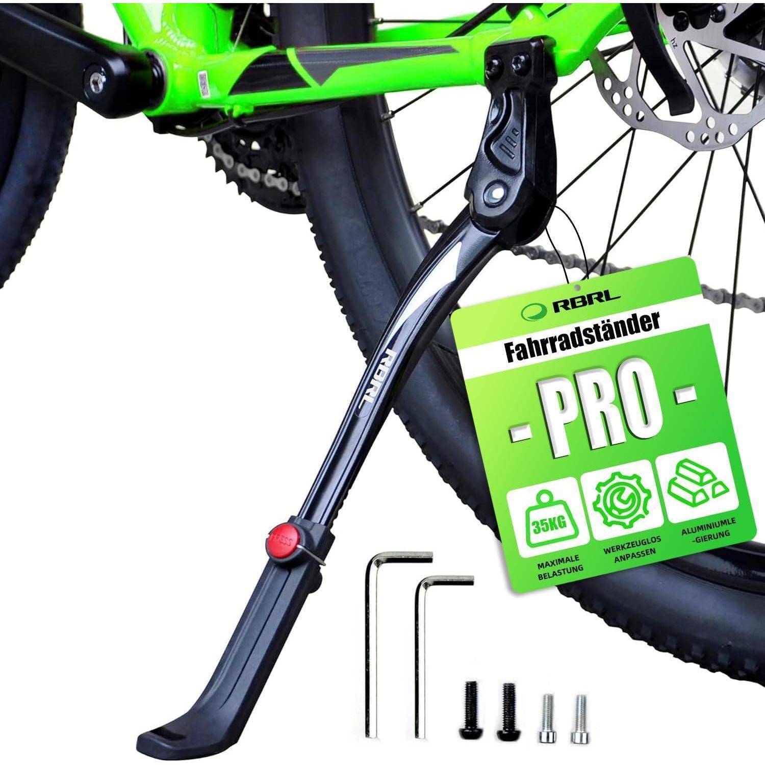 Fahrradständer an der Seite eines grünen Fahrrads montiert; das Produktetikett liest „Fahrradständer PRO