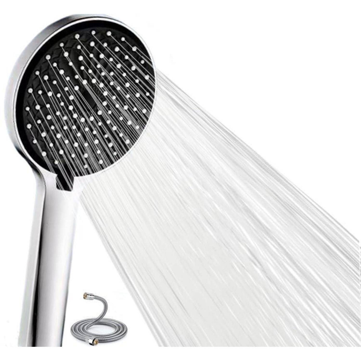 Tragbare Brausekopf, der einen breiten Wasserstrom sprüht, gezeigt mit seinem Spiralschlauch auf weißem Hintergrund.