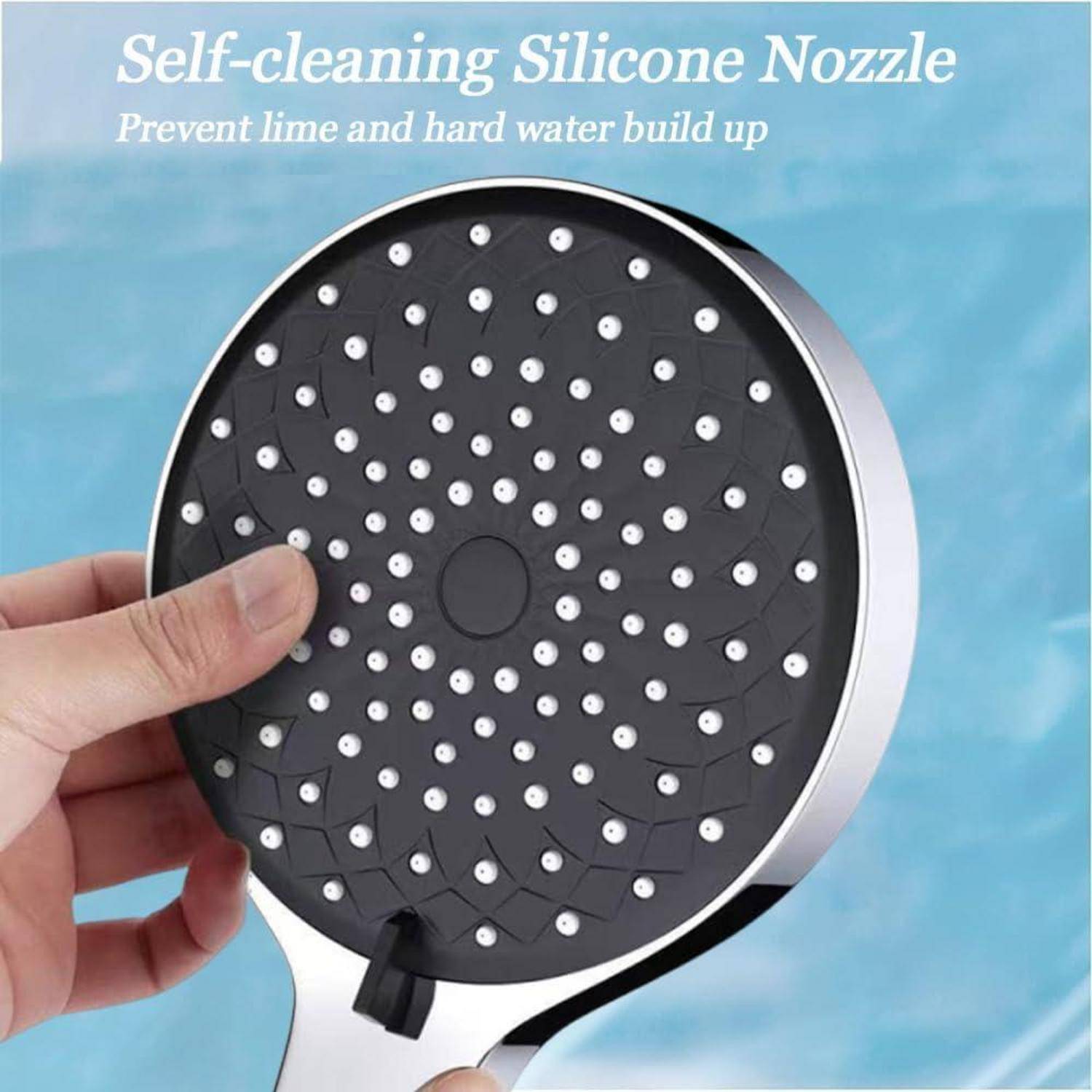 Hand, die einen runden schwarzen Duschkopf mit der Aufschrift „Self-cleaning Silicone Nozzle
