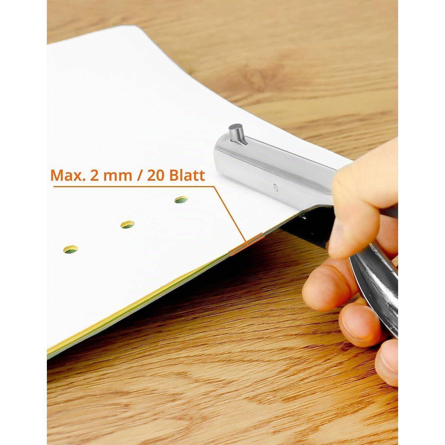 Hand verwendet einen silbernen Locher auf einem Stapel Papier; Text lautet „Max. 2 mm / 20 Blatt".