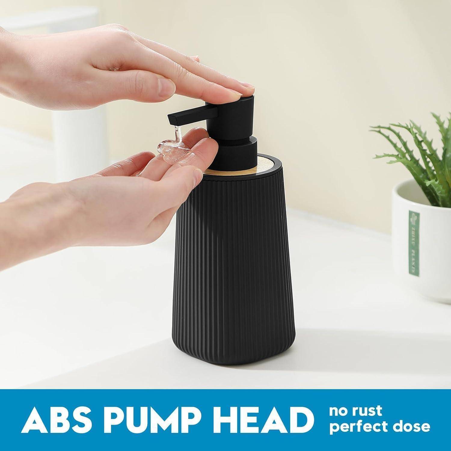 Hände, die Flüssigseife aus einem schwarzen Pumpspender mit der Beschriftung „ABS PUMP HEAD" und „no rust perfect dose"" auf einer weißen Arbeitsplatte ausspenden.