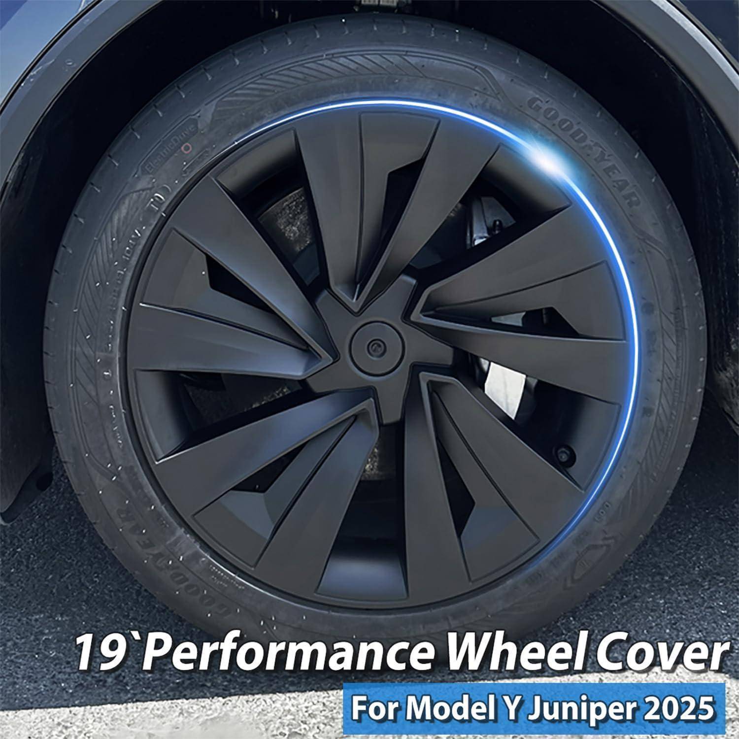 Nahaufnahme einer schwarzen 19-Zoll-Performance-Radkappe auf einem Tesla Model Y Juniper 2025-Reifen mit blauem Akzentring und Werbungstext.