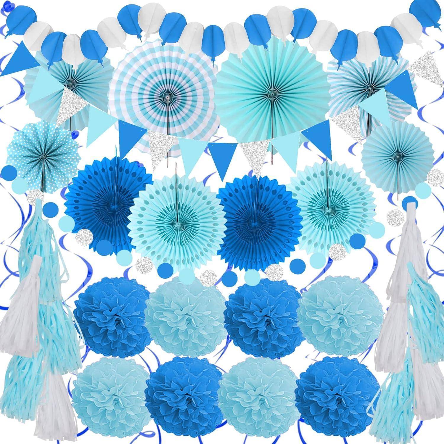 Blauer und weißer Partyhintergrund mit Papierpom-Poms, Wimpelketten und hängenden Quastengirlanden, arrangiert als festliche Geburtstags- oder Feierdekorationselemente.