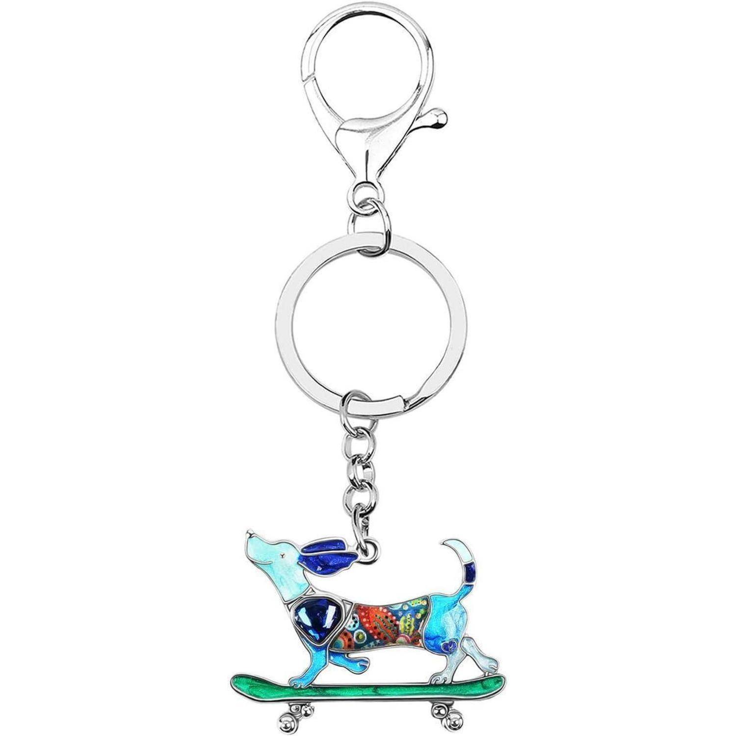 Silberner Schlüsselanhänger mit einem runden Ring und einem bunten Hund auf einem Skateboard-Charm, der darunter baumelt.