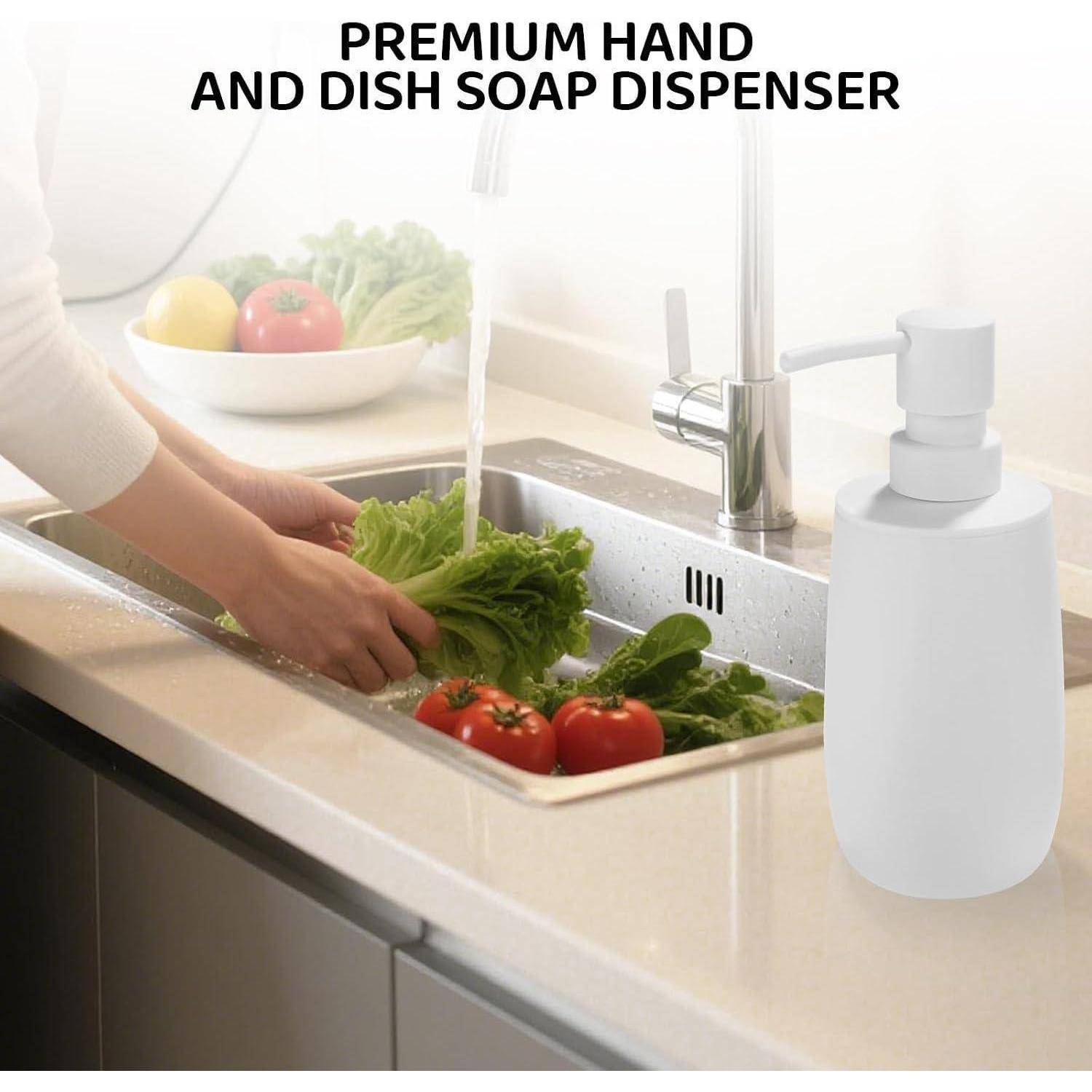 Szene am Küchenspülbecken mit einem weißen Premium-Schaum- und Geschirrspülmittelspender neben einer Person, die Salat und Tomaten unter fließendem Wasser wäscht.