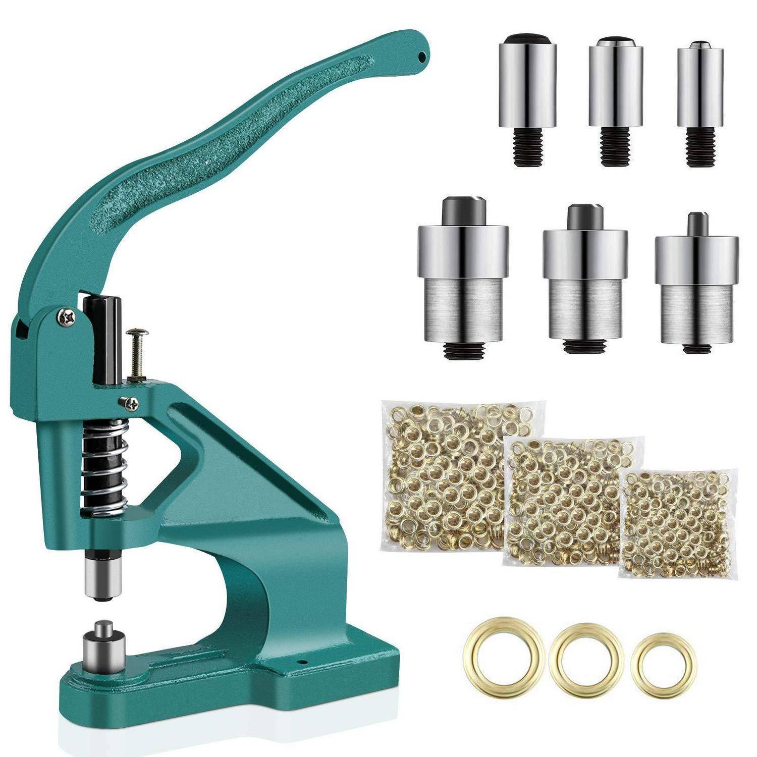 Türkisfarbene Handpresse zum Anbringen von Metallnieten oder Druckknöpfen, gezeigt mit austauschbaren Stempeln, Druckknopfkomponenten in Beuteln und drei Messingringen.