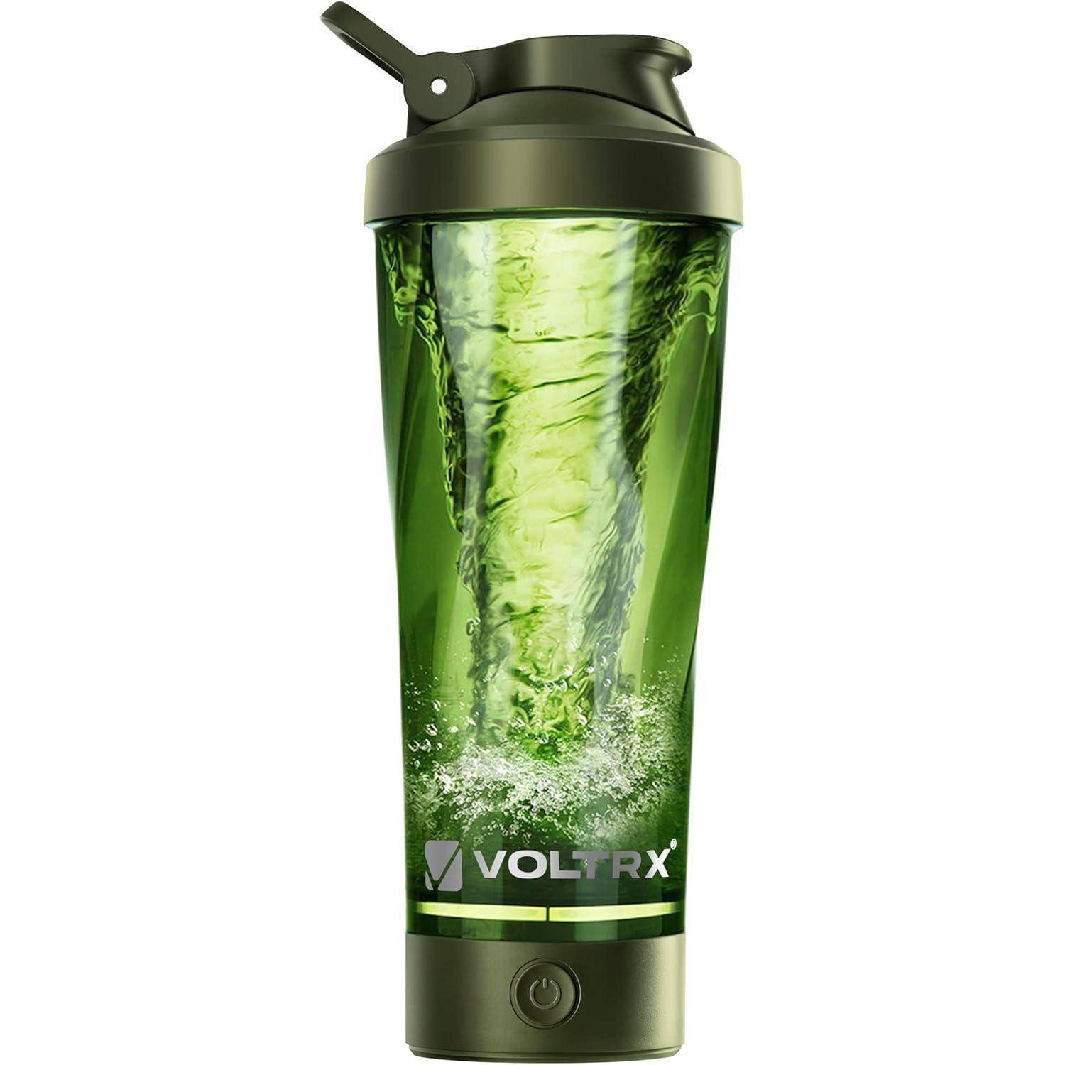 Grüne VOLTRX-Shakerflasche mit Flip-Top-Deckel, die Wasser, das darin wirbelt, und einen Netzschalter an der Basis zeigt.