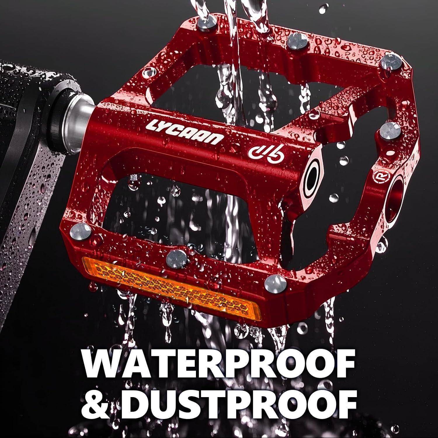 Rotes Mountainbike-Pedal mit "LYCAN""-Branding unter Wasser gezeigt, wobei die wasserdichte und staubdichte Haltbarkeit hervorgehoben wird.