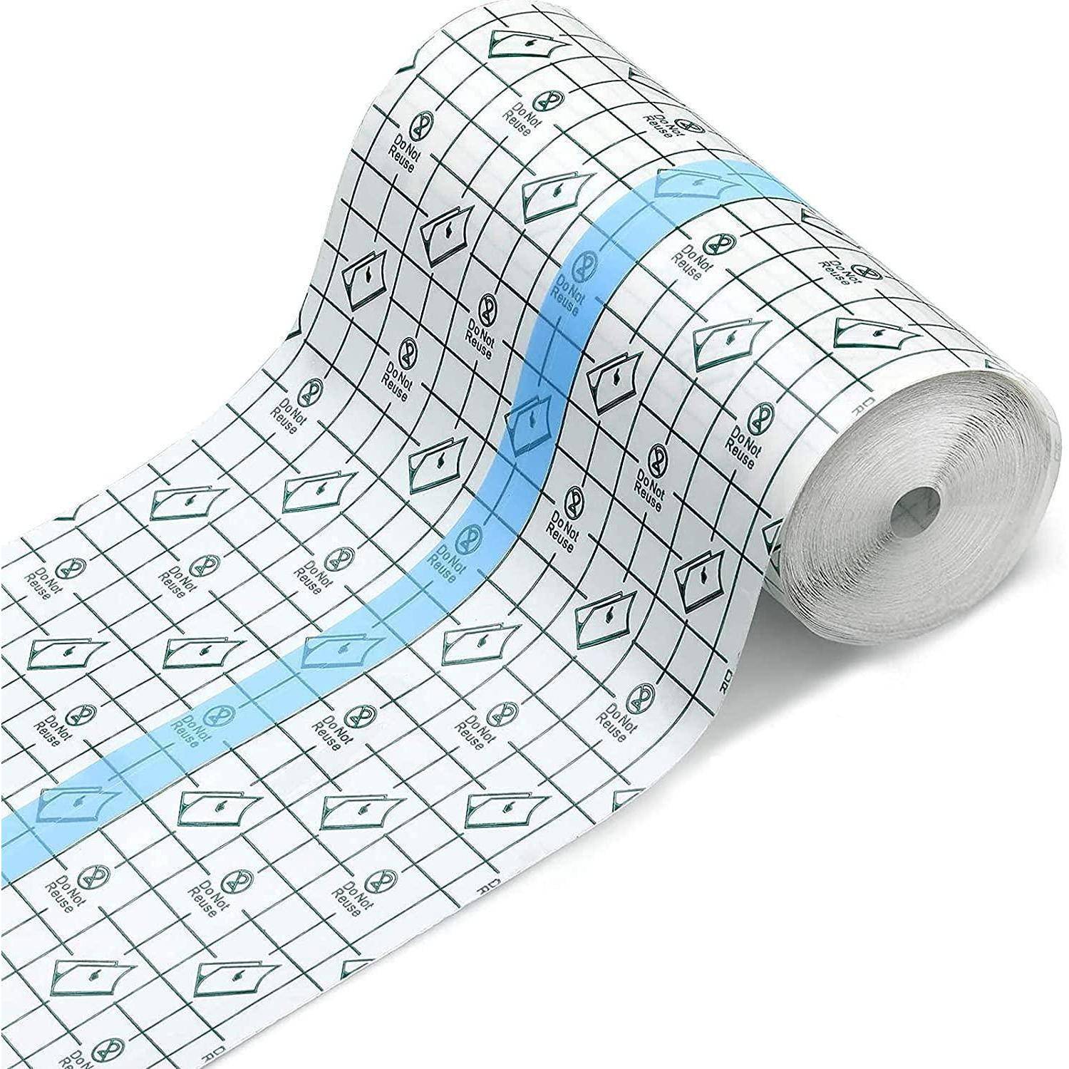 Eine Rolle aus wasserdichtem Membranmaterial mit einem schwarzen Rastermuster und einem blau hervorgehobenen Streifen, abgebildet aufgerollt auf weißem Hintergrund.