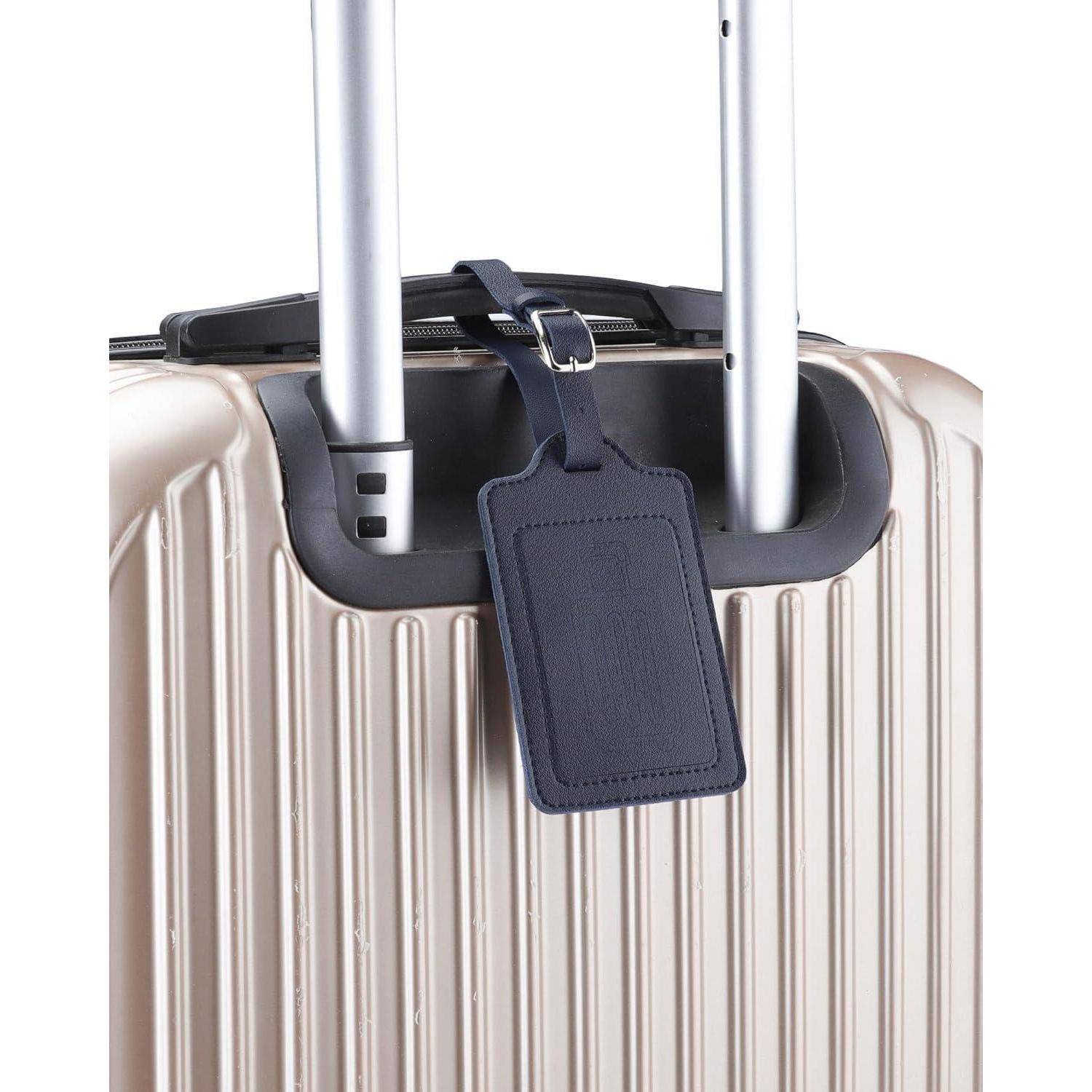 Nahaufnahme eines Griffes eines Hartschalenkoffers mit einem angehängten Kofferanhänger oder ID-Halter, der an den ausziehbaren Zugriffen befestigt ist.