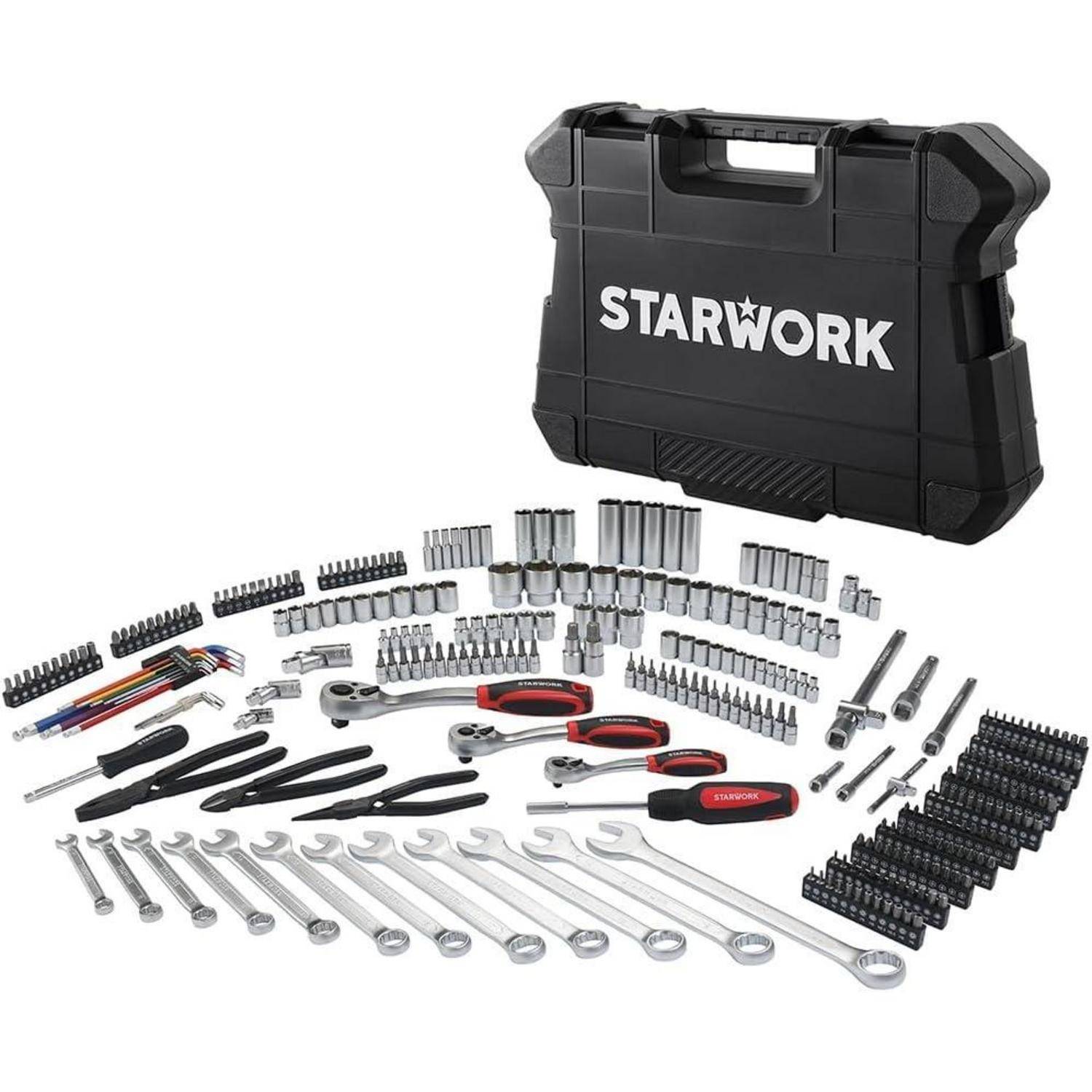 Ein STARWORK-Werkzeugsatz in einem schwarzen Transportkoffer mit Ratschenschlüsseln, Schraubenschlüsseln, Stecknüssen, Schraubendreheraufsätzen, Zangen und einem Abisolierwerk ordentlich auf weißem Hintergrund angeordnet.