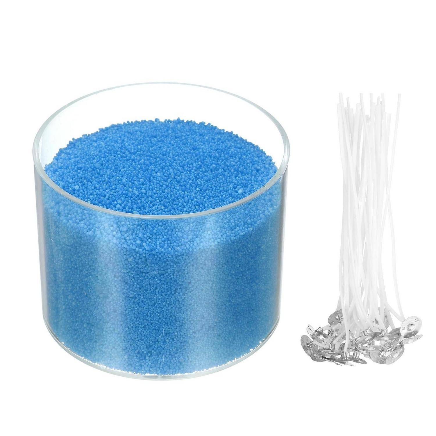 Blaue Wasserperlen in einem durchsichtigen zylindrischen Behälter neben einem Bündel weißer Kunststoffbinder mit Metallenden auf weißem Hintergrund.