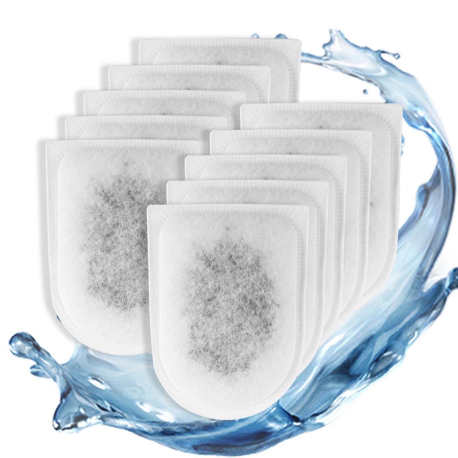 Stapel aus weißen saugfähigen Reinigungstüchern mit dunklen Verschmutzungsflecken, umgeben von einem Wasserspritzer, was auf waschbare oder wiederverwendbare Tücher hindeutet.
