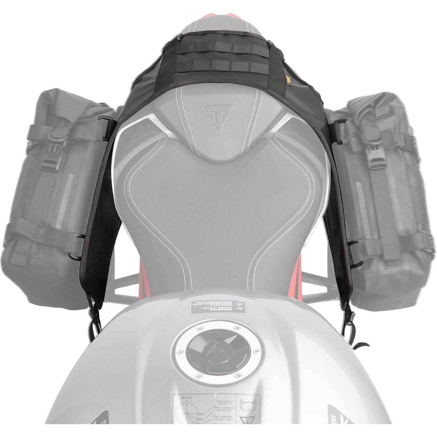 Rückansicht eines Motorradsitzes mit angebrachten Seitenkoffern und einer Tanktasche, die Tourenreisegepäck auf dem Motorrad zeigt.