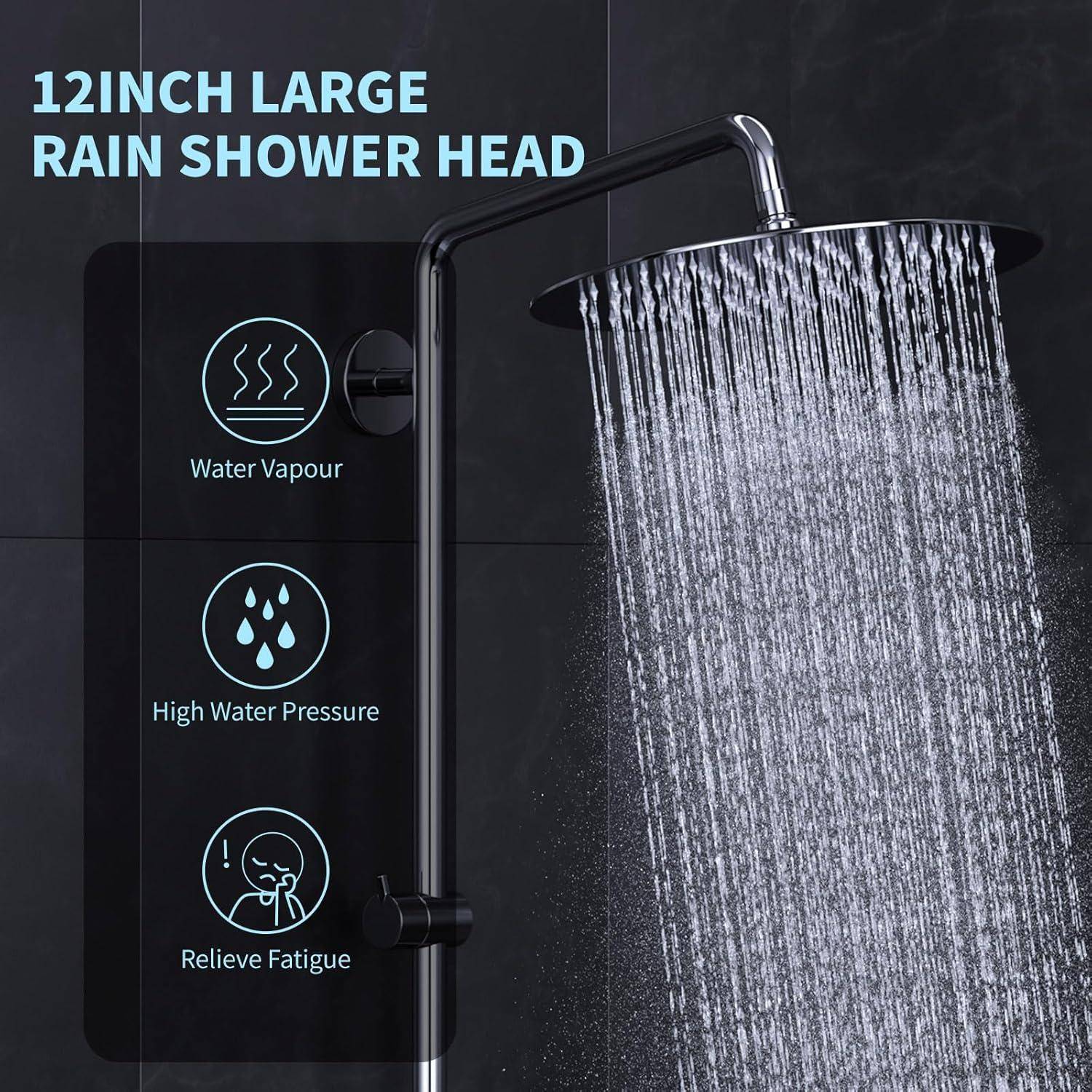 Großer Regenduschkopf, der Wasser in einer Dusche sprüht, mit Text, der den 